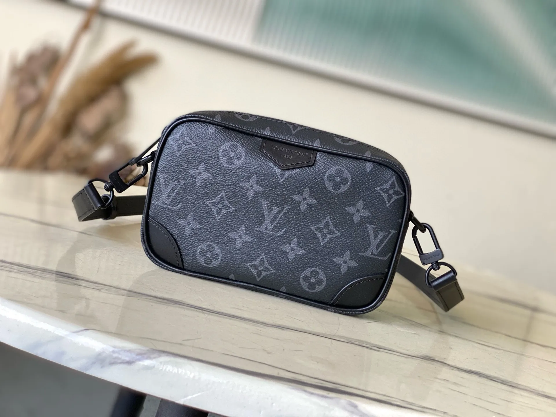 💰900 Top Original Order M14253 This Trocadero mini handbag is made of Monogram Eclipse coated canvas, with cow leather trim and dark metal parts, showing a calm style. Open the zipper to reveal a compact interior, and the interior patch pockets are designed with functional considerations in mind. Removable and adjustable shoulder strap for comfortable shoulder carry. Dimensions: 20 × 13 × 6.5 cm