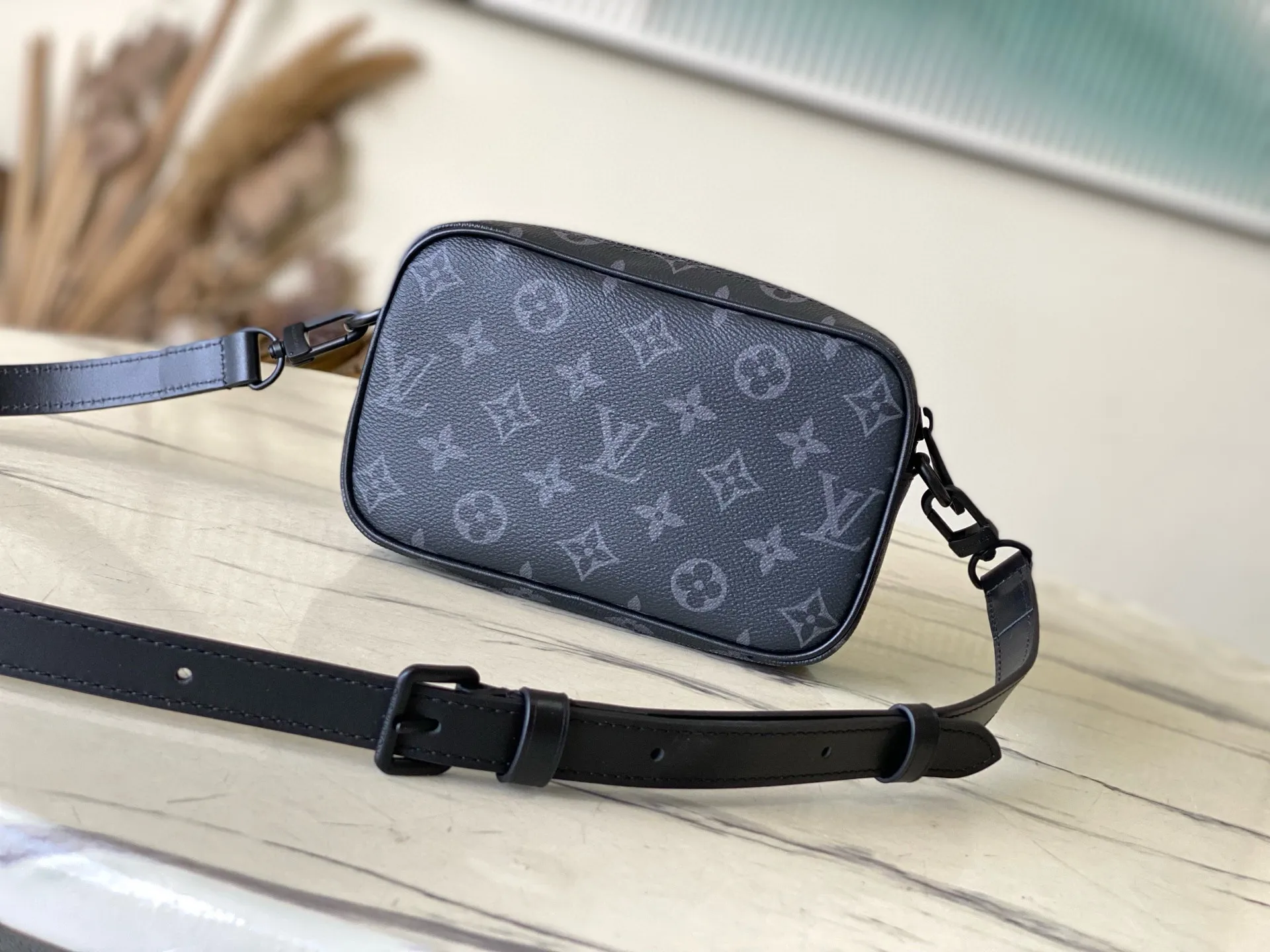 💰900 Top Original Order M14253 This Trocadero mini handbag is made of Monogram Eclipse coated canvas, with cow leather trim and dark metal parts, showing a calm style. Open the zipper to reveal a compact interior, and the interior patch pockets are designed with functional considerations in mind. Removable and adjustable shoulder strap for comfortable shoulder carry. Dimensions: 20 × 13 × 6.5 cm