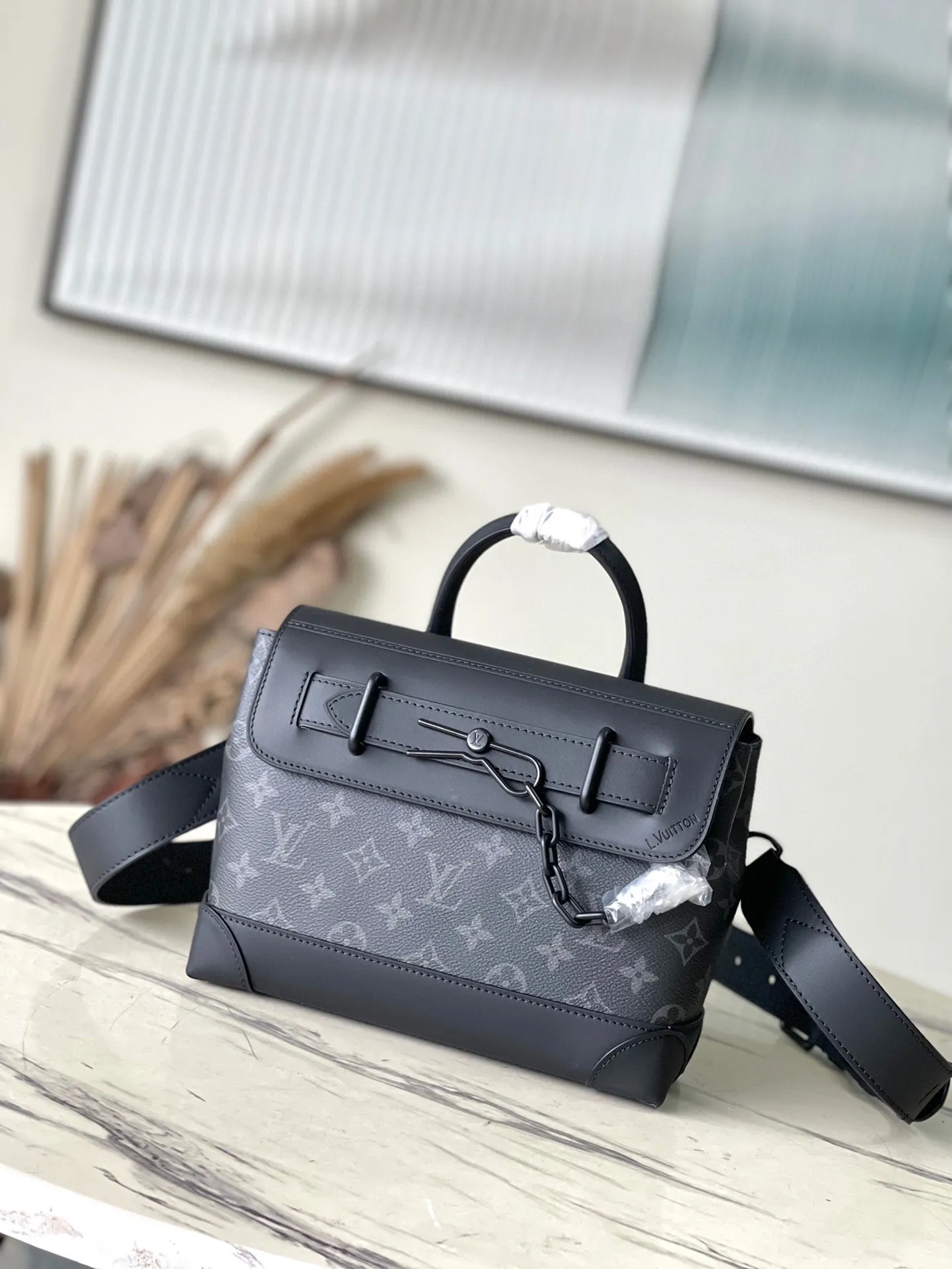 💰960 Top Original Order M46953 Black Flower This small Steamer handbag is made of soft Monogram embossed Taurillon leather, integrated with the iconic chain and pin buckle, and returns to the traditional Steamer suitcase design in China. Plenty of space is needed to consider the display function. It can be flexibly switched between multiple carrying modes. Dimensions: 25 × 19 × 8 cm