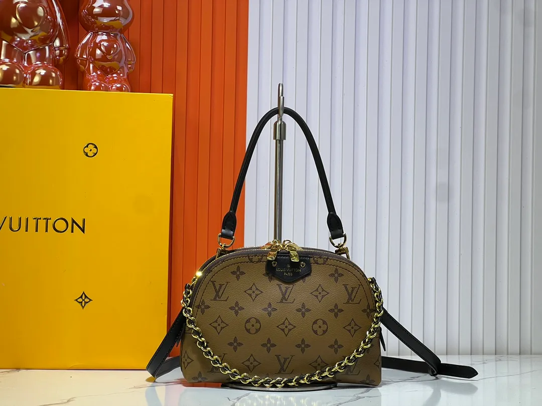 Batch 260💰M12996 LV Half Crescent Double Zipper Handbag A brand new silhouette double zipper handbag, the half crescent double zipper design is not only practical and convenient, but also an excellent choice for fashion matching. In addition, the latest item, Sim Trunk, perfectly combines sturdiness with pin details, demonstrating Louis Vuitton’s ultimate pursuit of craftsmanship. Silver zippers and exquisite chains add a touch of luxury and sophistication to the entire series. Whether you're going out on a daily basis or attending a party, these accessories can be the finishing touch to your outfit. Come and explore this Louis Vuitton 2025 collection full of surprises! Let every detail show your unique taste and personality! Size 22.14