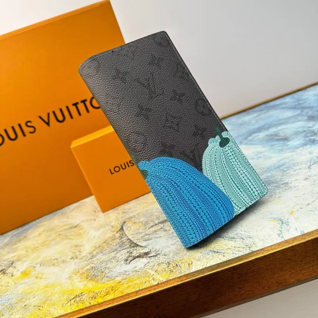 P140 M62665 This practical LV x YK Slender wallet gives the new Louis Vuitton x Yayoi Kusama joint series a dazzling new look. The style is sewn with Monogram Eclipse Reverse canvas and printed with pumpkin patterns that are common in the works of Japanese art pioneer Yayoi Kusama, using bright colors to symbolize the warmth and optimism these works symbolize. The classic wallet is reinterpreted as a work of art, making it the perfect gift for art lovers. Monogram Eclipse Reverse coated canvas with colorful pumpkin pattern cowhide trim and LV x YK logo on the interior 16 business card slots ID card or business card slot Large zippered compartment for coins 4 inner compartments for banknotes and receipts Organ style banknote compartment 10 x 19 x 2 cm (length x height x width)