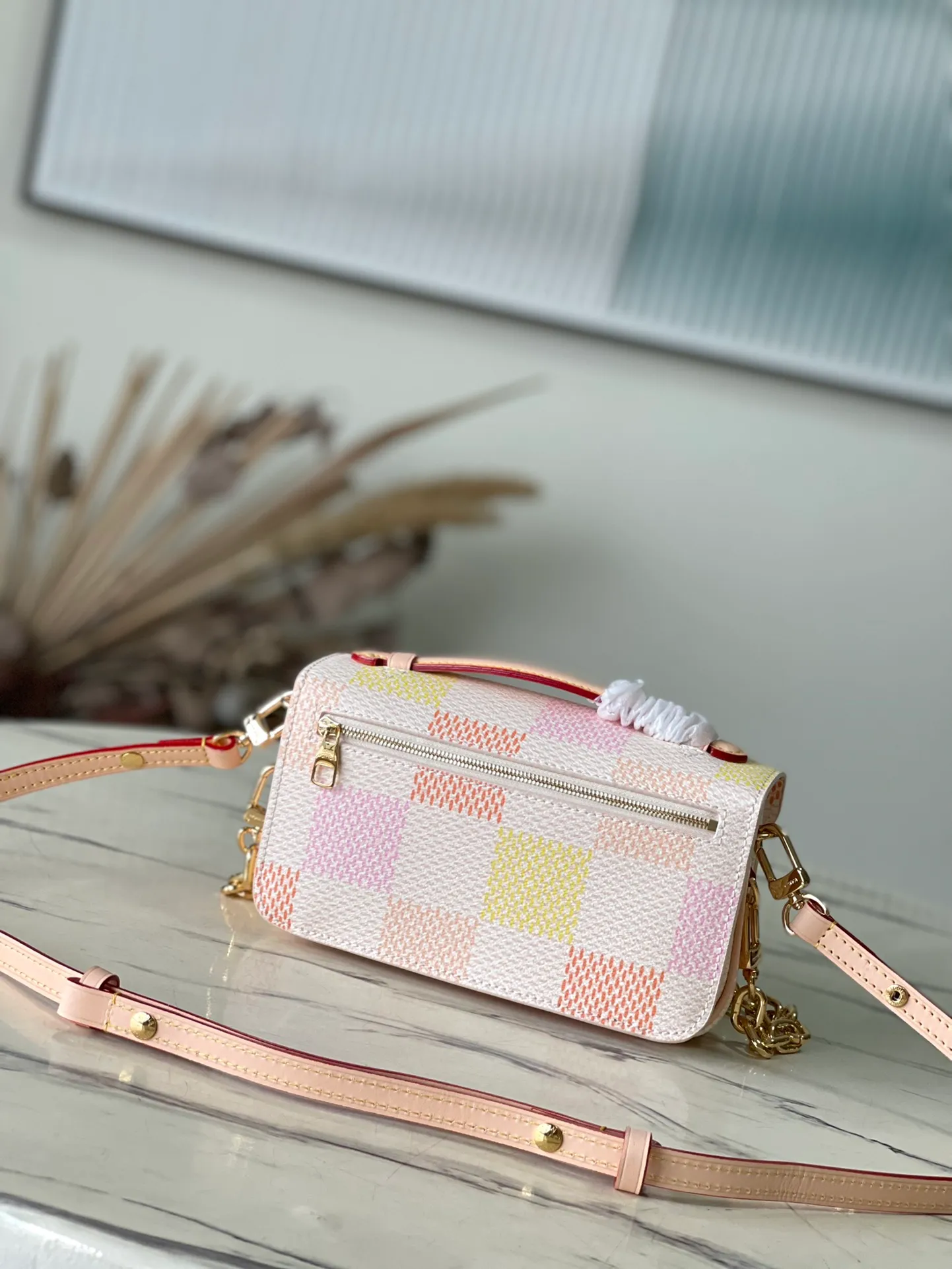 💰1060 (Steel Hardware) Top Original Order N40749 This Pochette Metis East West handbag is from the Damierlicious series and is dip-dyed in pastel tones on Damier Giant canvas. The trendy silhouette features a neat interior and S-ock closure, while the short chain and adjustable leather shoulder strap are detachable. Dimensions: 21.5 × 13.5 × 6 cm