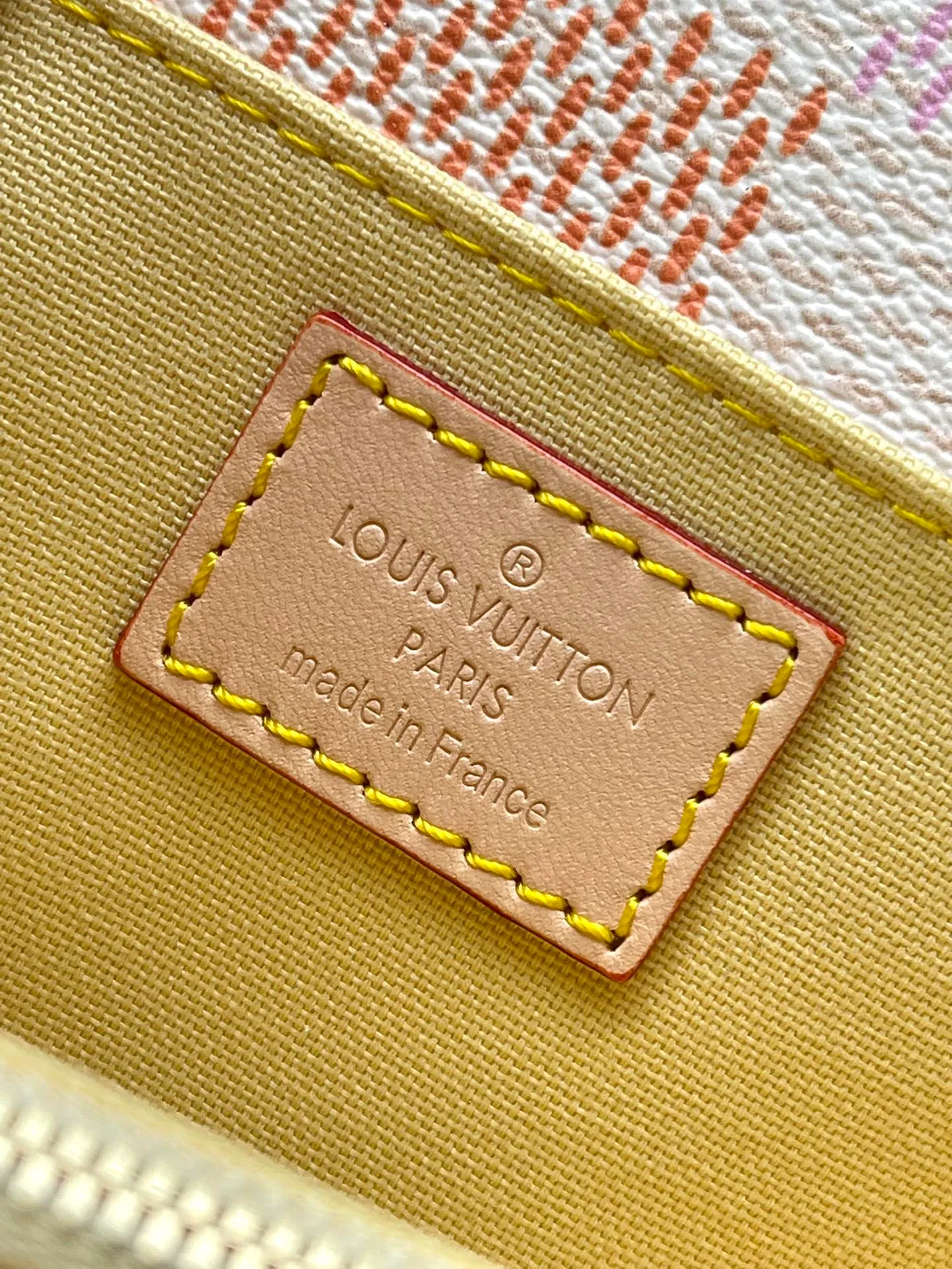 💰1060 (Steel Hardware) Top Original Order N40749 This Pochette Metis East West handbag is from the Damierlicious series and is dip-dyed in pastel tones on Damier Giant canvas. The trendy silhouette features a neat interior and S-ock closure, while the short chain and adjustable leather shoulder strap are detachable. Dimensions: 21.5 × 13.5 × 6 cm