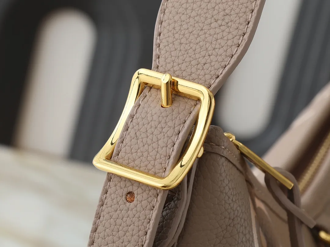 💰240💰Upgraded from the original M24141 M46288 M46293 M46277 M46298 M46203 CarryAll small handbag is made of Mono gram Empreinte embossed leather. It has a generous structure and a neat inner layer. The large inner bag adds functional elements. Comes with a Monogram embossed zipper clutch secured by a leather strap. A personal companion for urban life. Dimensions 29 x 24 x 12 cm (length x height x width)