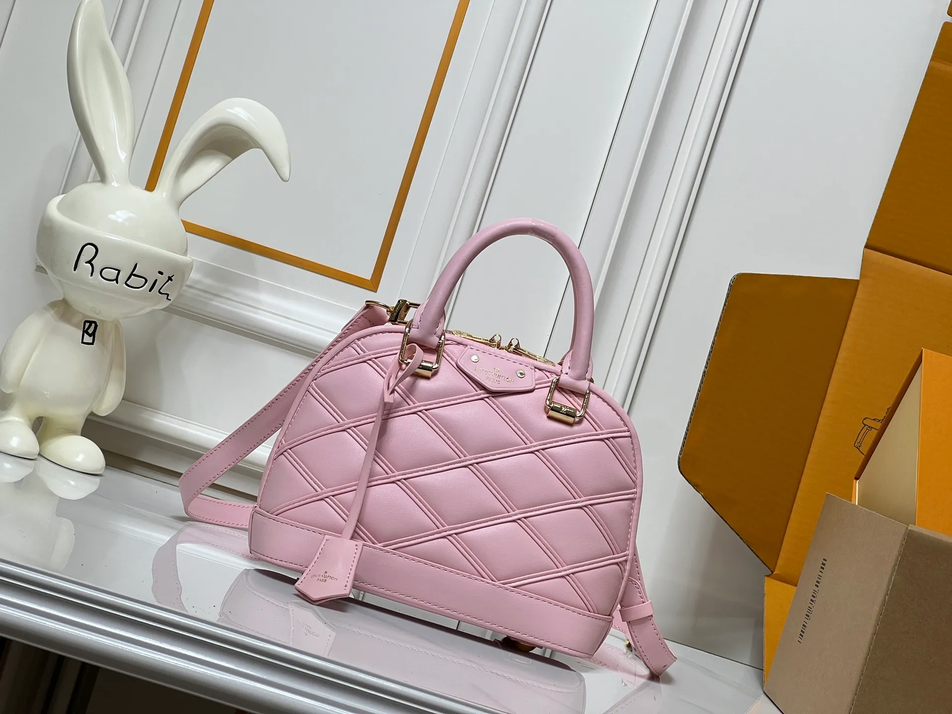 Batch 380💰M83048 M53152 This Nano Alma handbag is a pocket-sized version of Louis Vuitton's classic Alma handbag. It is paved with Malletage quilting pattern in comfortable soft sheep leather, recalling the diamond inner panel of the brand's traditional hard case. The elegant handle, dazzling chain and detachable and adjustable leather shoulder strap enable a variety of carrying styles. Dimensions: 23.5x17.5x11.5cm