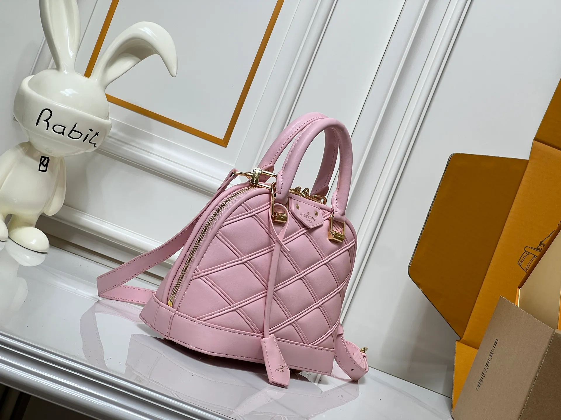Batch 380💰M83048 M53152 This Nano Alma handbag is a pocket-sized version of Louis Vuitton's classic Alma handbag. It is paved with Malletage quilting pattern in comfortable soft sheep leather, recalling the diamond inner panel of the brand's traditional hard case. The elegant handle, dazzling chain and detachable and adjustable leather shoulder strap enable a variety of carrying styles. Dimensions: 23.5x17.5x11.5cm