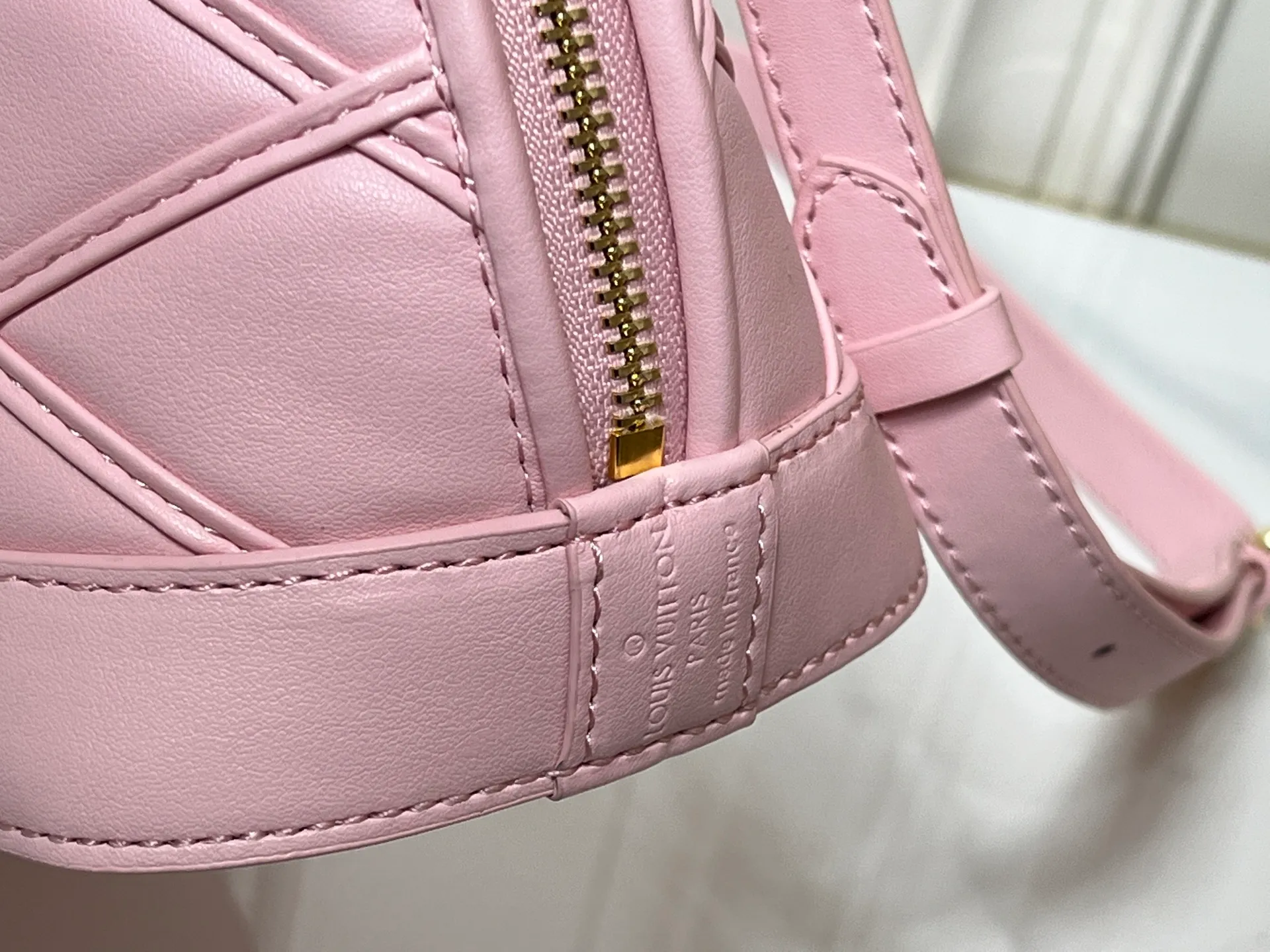 Batch 380💰M83048 M53152 This Nano Alma handbag is a pocket-sized version of Louis Vuitton's classic Alma handbag. It is paved with Malletage quilting pattern in comfortable soft sheep leather, recalling the diamond inner panel of the brand's traditional hard case. The elegant handle, dazzling chain and detachable and adjustable leather shoulder strap enable a variety of carrying styles. Dimensions: 23.5x17.5x11.5cm