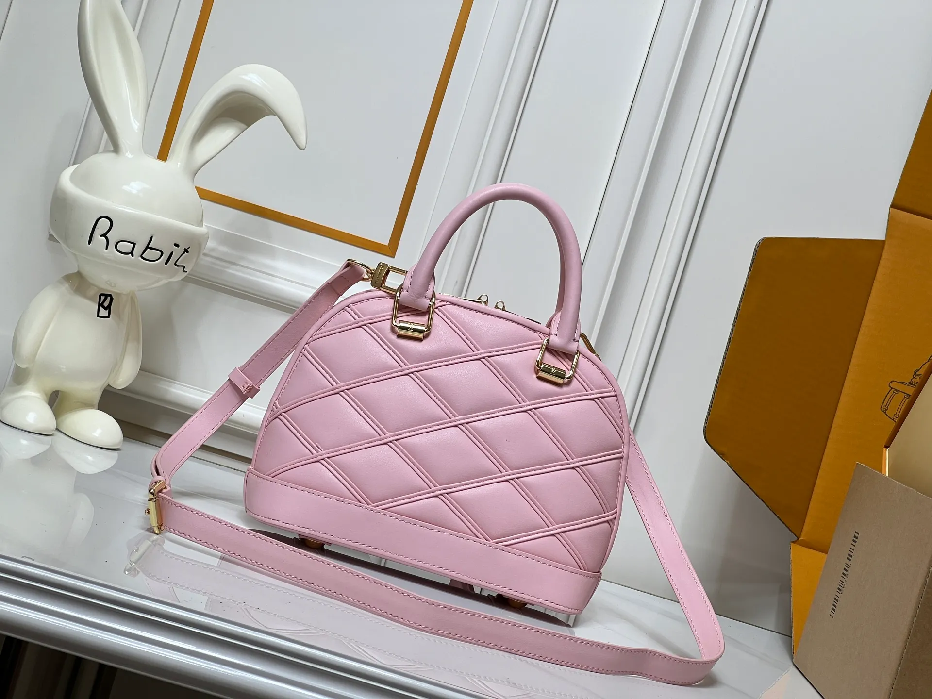 Batch 380💰M83048 M53152 This Nano Alma handbag is a pocket-sized version of Louis Vuitton's classic Alma handbag. It is paved with Malletage quilting pattern in comfortable soft sheep leather, recalling the diamond inner panel of the brand's traditional hard case. The elegant handle, dazzling chain and detachable and adjustable leather shoulder strap enable a variety of carrying styles. Dimensions: 23.5x17.5x11.5cm