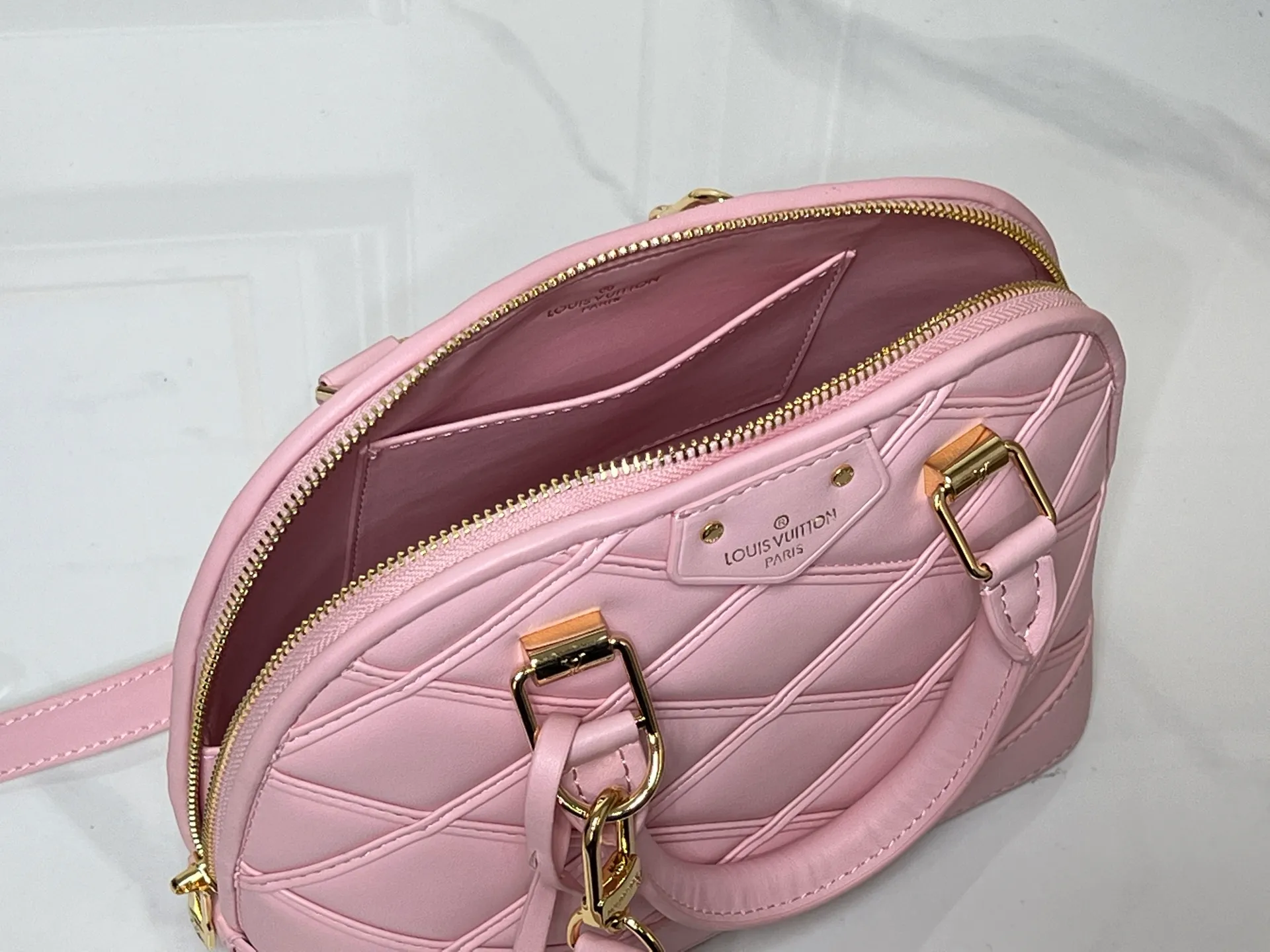 Batch 380💰M83048 M53152 This Nano Alma handbag is a pocket-sized version of Louis Vuitton's classic Alma handbag. It is paved with Malletage quilting pattern in comfortable soft sheep leather, recalling the diamond inner panel of the brand's traditional hard case. The elegant handle, dazzling chain and detachable and adjustable leather shoulder strap enable a variety of carrying styles. Dimensions: 23.5x17.5x11.5cm