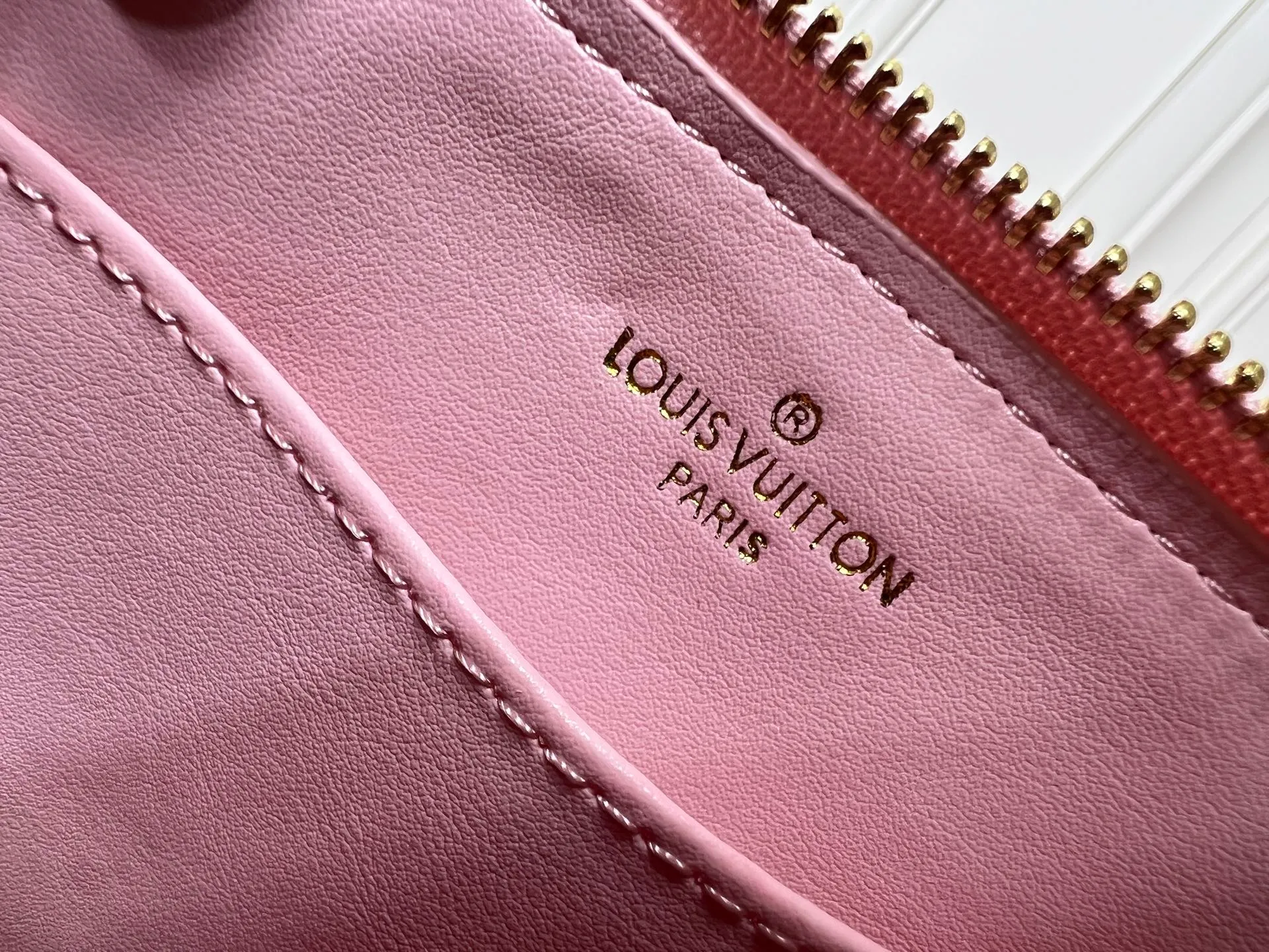 Batch 380💰M83048 M53152 This Nano Alma handbag is a pocket-sized version of Louis Vuitton's classic Alma handbag. It is paved with Malletage quilting pattern in comfortable soft sheep leather, recalling the diamond inner panel of the brand's traditional hard case. The elegant handle, dazzling chain and detachable and adjustable leather shoulder strap enable a variety of carrying styles. Dimensions: 23.5x17.5x11.5cm