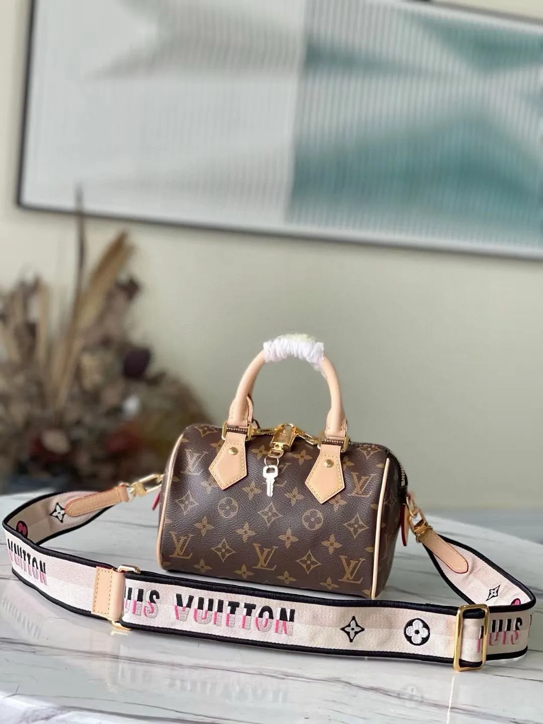 💰800 Top Original Order M46234 This Speedy Bandoulière 20 handbag is made of Monogram canvas, cow leather trim and fabric lining. It continues the classic design of Speedy travel bag in a compact size, with rolled leather handles and detachable and adjustable fabric shoulder straps embellished with brand logo texture. Dimensions: 20.5 x 13.5 x 12 cm.