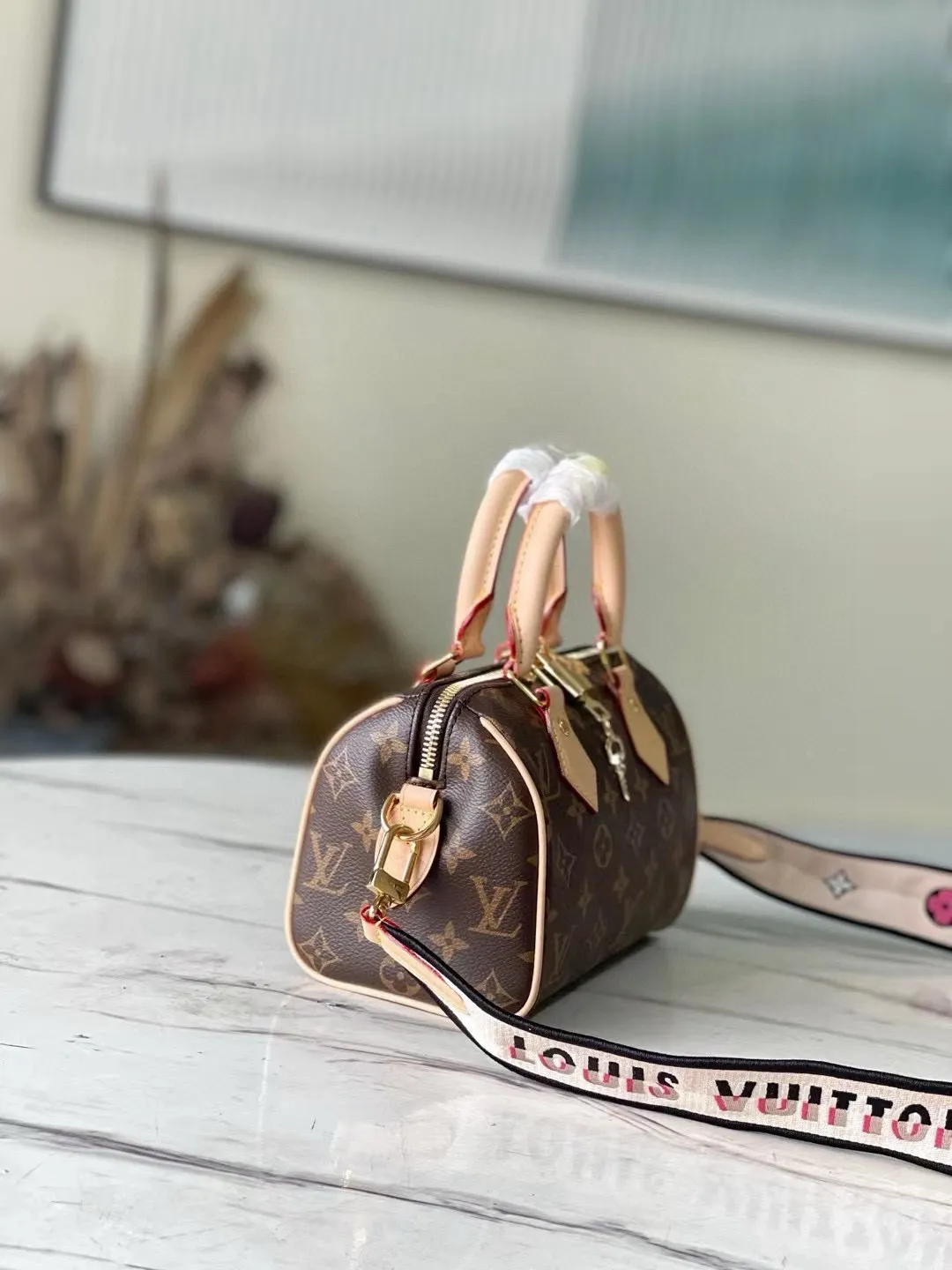 💰800 Top Original Order M46234 This Speedy Bandoulière 20 handbag is made of Monogram canvas, cow leather trim and fabric lining. It continues the classic design of Speedy travel bag in a compact size, with rolled leather handles and detachable and adjustable fabric shoulder straps embellished with brand logo texture. Dimensions: 20.5 x 13.5 x 12 cm.