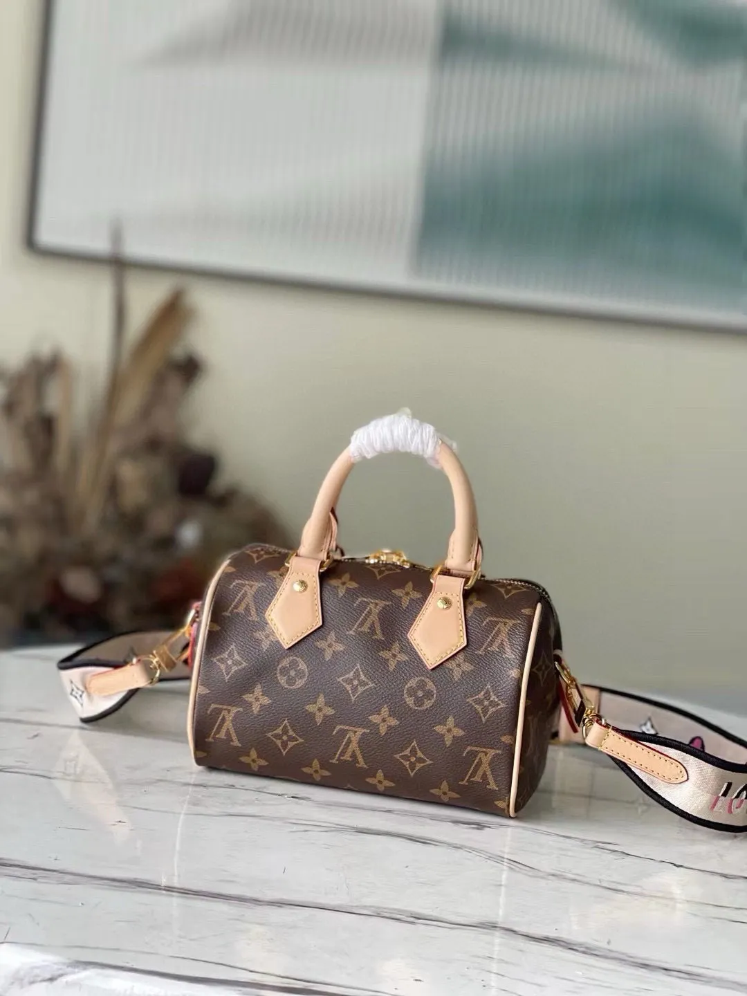 💰800 Top Original Order M46234 This Speedy Bandoulière 20 handbag is made of Monogram canvas, cow leather trim and fabric lining. It continues the classic design of Speedy travel bag in a compact size, with rolled leather handles and detachable and adjustable fabric shoulder straps embellished with brand logo texture. Dimensions: 20.5 x 13.5 x 12 cm.