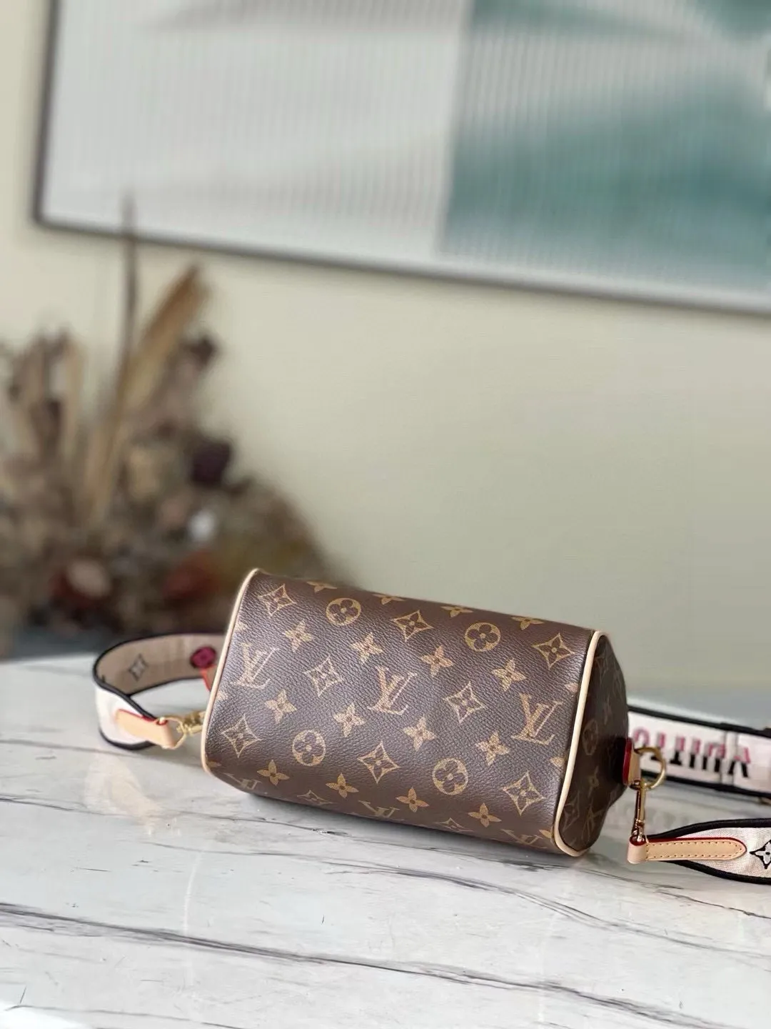 💰800 Top Original Order M46234 This Speedy Bandoulière 20 handbag is made of Monogram canvas, cow leather trim and fabric lining. It continues the classic design of Speedy travel bag in a compact size, with rolled leather handles and detachable and adjustable fabric shoulder straps embellished with brand logo texture. Dimensions: 20.5 x 13.5 x 12 cm.