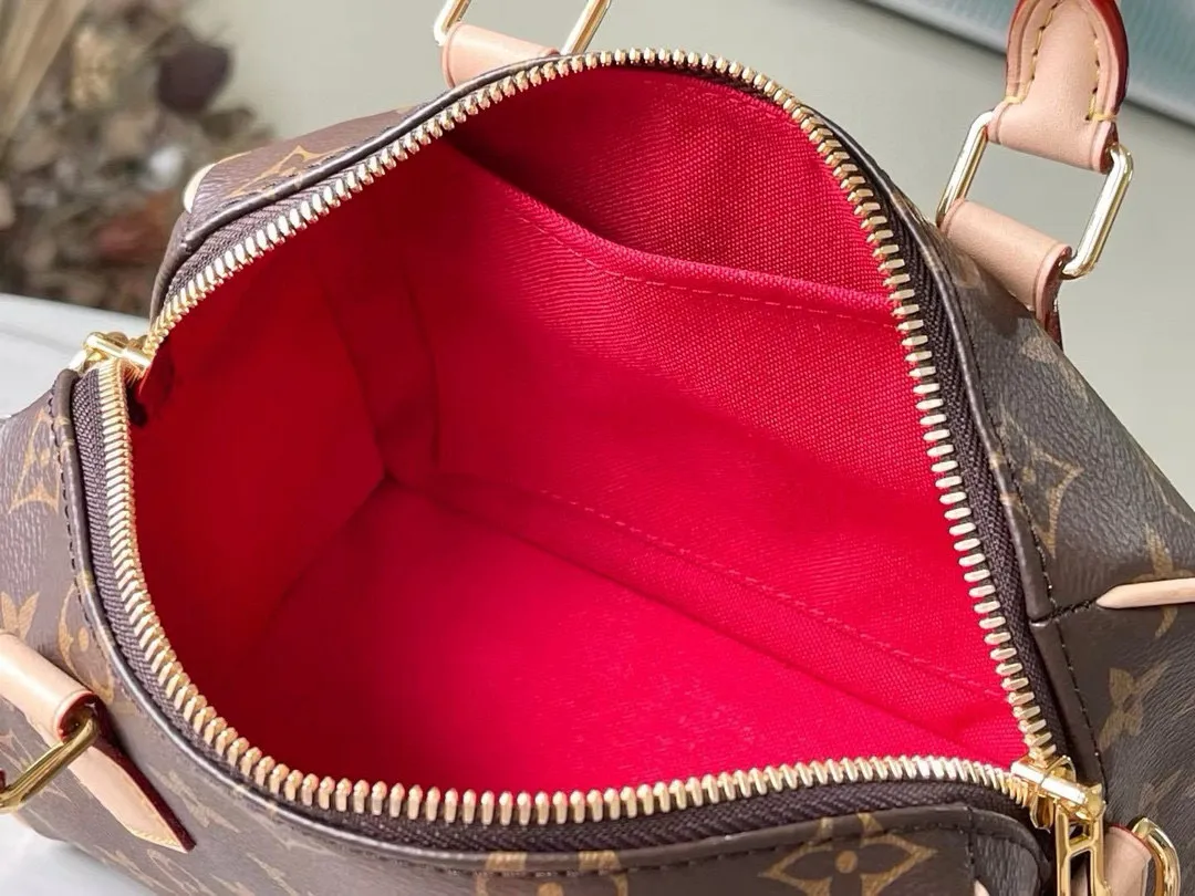 💰800 Top Original Order M46234 This Speedy Bandoulière 20 handbag is made of Monogram canvas, cow leather trim and fabric lining. It continues the classic design of Speedy travel bag in a compact size, with rolled leather handles and detachable and adjustable fabric shoulder straps embellished with brand logo texture. Dimensions: 20.5 x 13.5 x 12 cm.