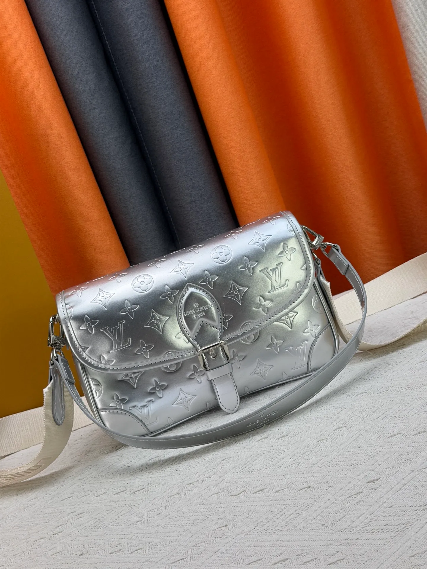 P260 Upgraded original M45985 M45988 Gold Silver This Diane handbag is decorated with classic Monogram cow leather and dazzling metal parts, using modern touches to interpret the new season interest. The zippered interior pocket keeps valuables secure, and the removable leather shoulder strap allows for a variety of carrying options. Dimensions: 24.0 x 15.0 x 9.0 cm (length x height x width)