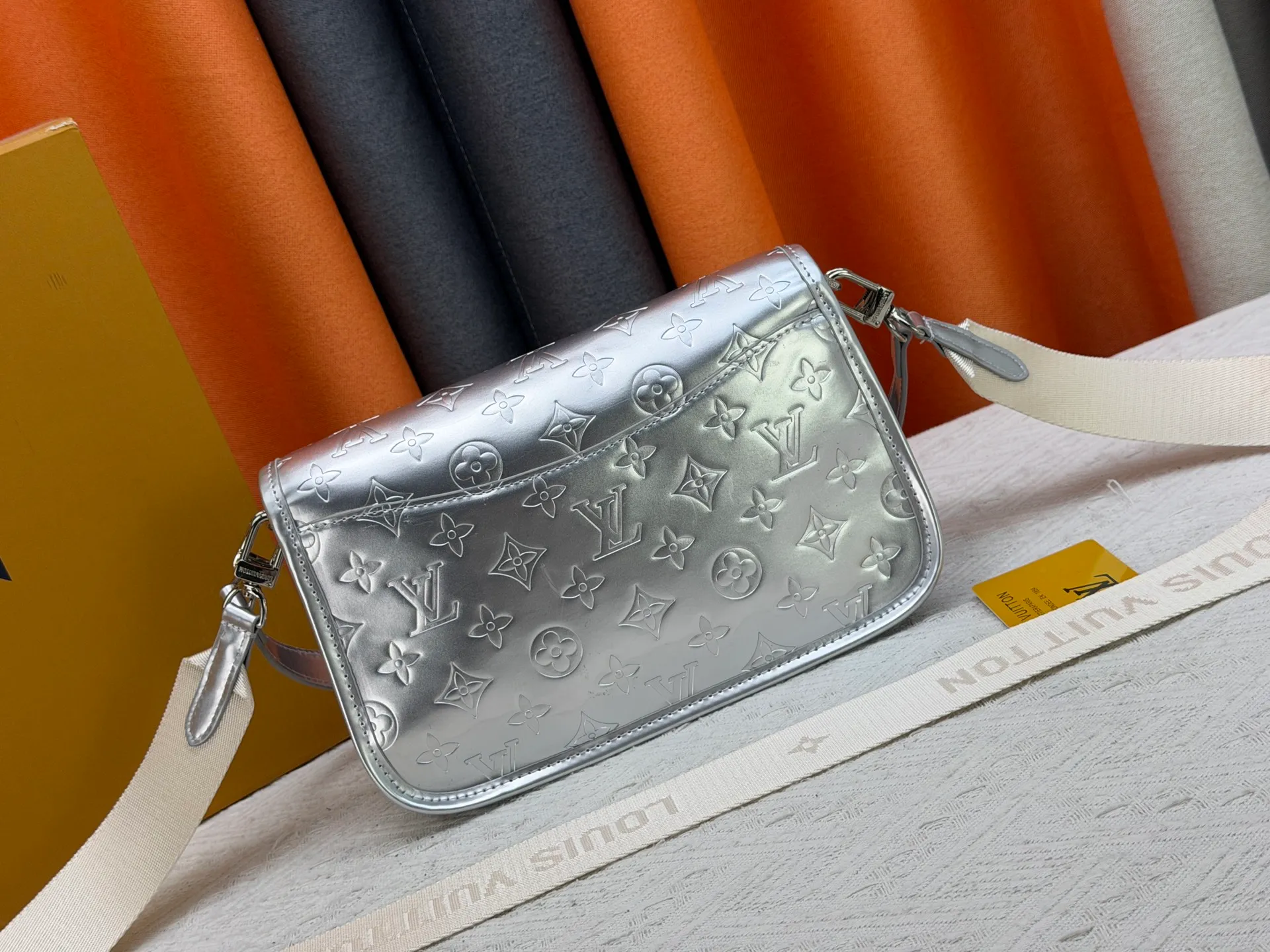 P260 Upgraded original M45985 M45988 Gold Silver This Diane handbag is decorated with classic Monogram cow leather and dazzling metal parts, using modern touches to interpret the new season interest. The zippered interior pocket keeps valuables secure, and the removable leather shoulder strap allows for a variety of carrying options. Dimensions: 24.0 x 15.0 x 9.0 cm (length x height x width)