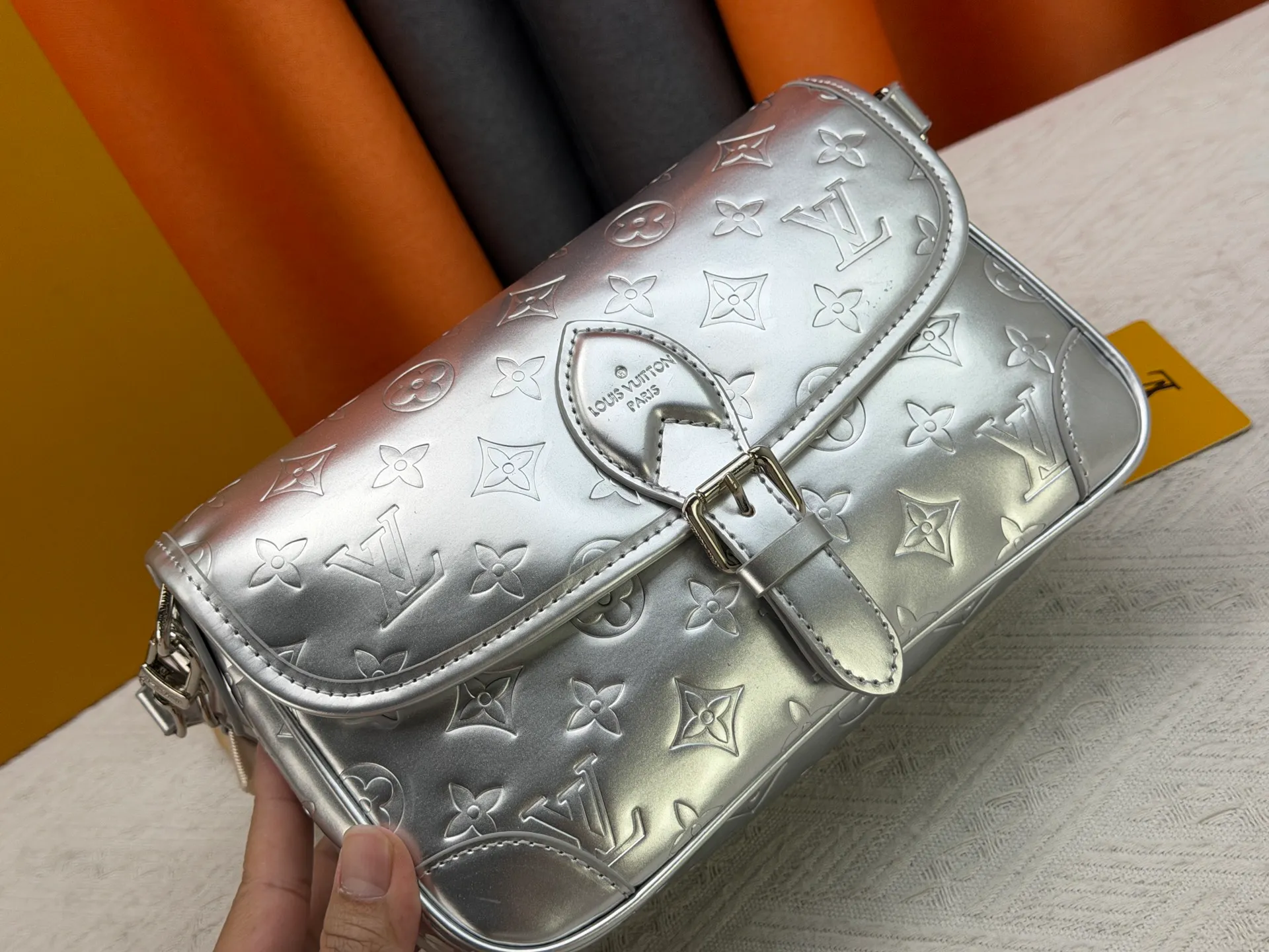 P260 Upgraded original M45985 M45988 Gold Silver This Diane handbag is decorated with classic Monogram cow leather and dazzling metal parts, using modern touches to interpret the new season interest. The zippered interior pocket keeps valuables secure, and the removable leather shoulder strap allows for a variety of carrying options. Dimensions: 24.0 x 15.0 x 9.0 cm (length x height x width)