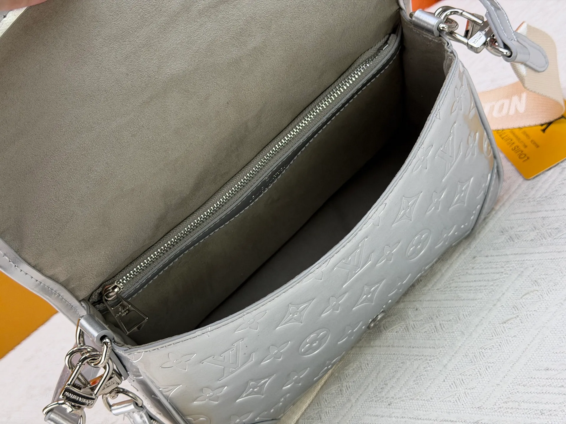 P260 Upgraded original M45985 M45988 Gold Silver This Diane handbag is decorated with classic Monogram cow leather and dazzling metal parts, using modern touches to interpret the new season interest. The zippered interior pocket keeps valuables secure, and the removable leather shoulder strap allows for a variety of carrying options. Dimensions: 24.0 x 15.0 x 9.0 cm (length x height x width)