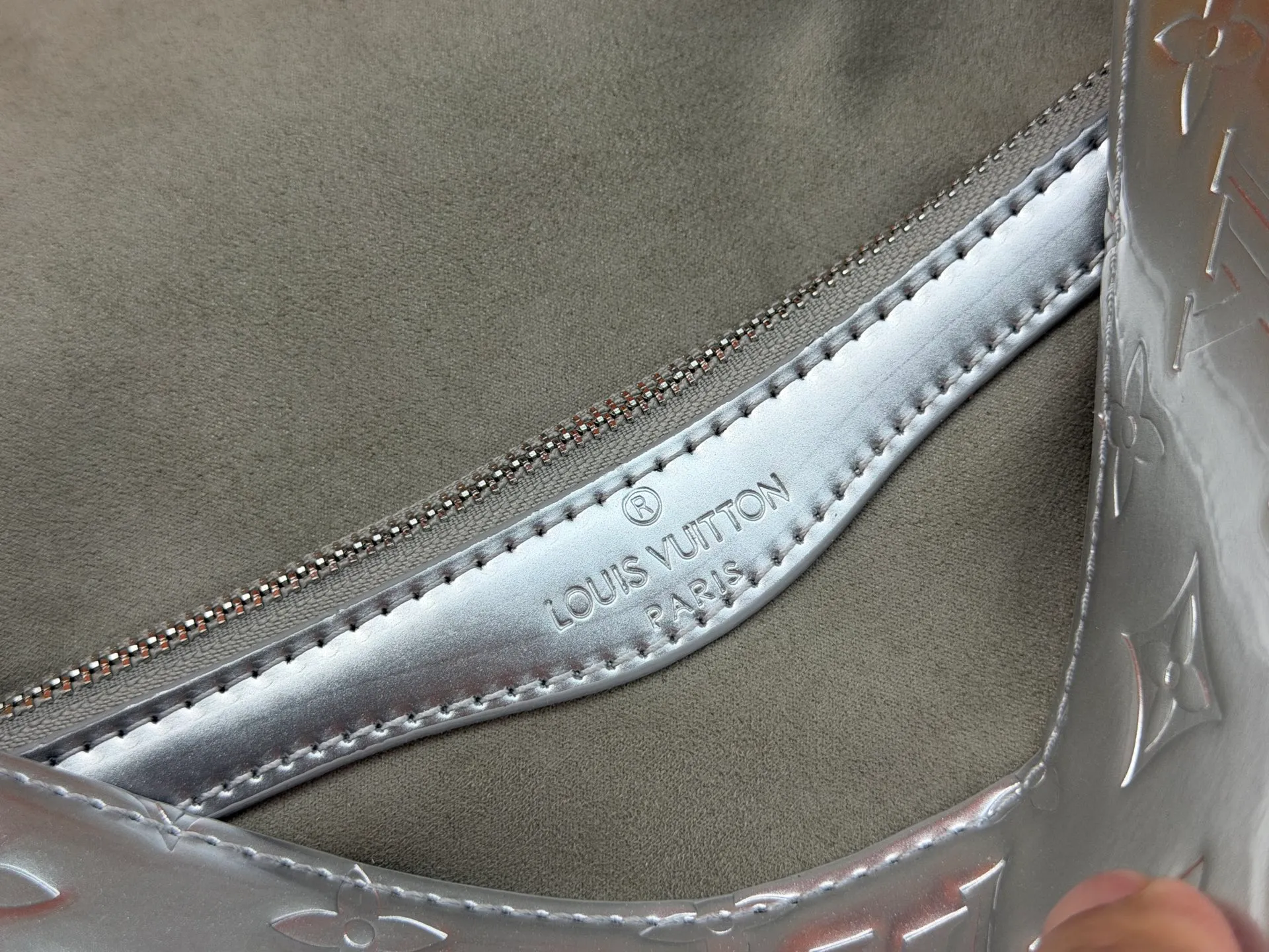 P260 Upgraded original M45985 M45988 Gold Silver This Diane handbag is decorated with classic Monogram cow leather and dazzling metal parts, using modern touches to interpret the new season interest. The zippered interior pocket keeps valuables secure, and the removable leather shoulder strap allows for a variety of carrying options. Dimensions: 24.0 x 15.0 x 9.0 cm (length x height x width)