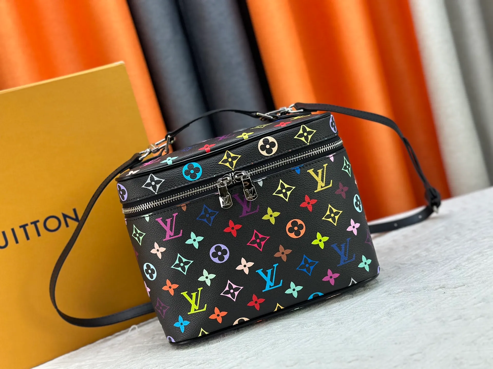 P260 upgraded original M13747 M44495 M42265 M44936 M42263 lv Takashi Murakami Nice mini Nano cosmetic bag with Monogram print and 33 colorful colors. In 2025, Takashi Murakami and lv jointly launched the white tricolor and black tricolor twelve pieces, which are very popular around the world and are loved by celebrities and celebrities. Dimensions: 24 x 17 x 14 (LxHxW)