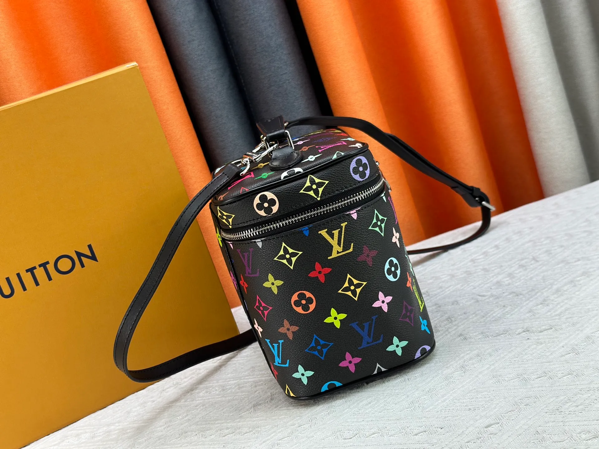 P260 upgraded original M13747 M44495 M42265 M44936 M42263 lv Takashi Murakami Nice mini Nano cosmetic bag with Monogram print and 33 colorful colors. In 2025, Takashi Murakami and lv jointly launched the white tricolor and black tricolor twelve pieces, which are very popular around the world and are loved by celebrities and celebrities. Dimensions: 24 x 17 x 14 (LxHxW)