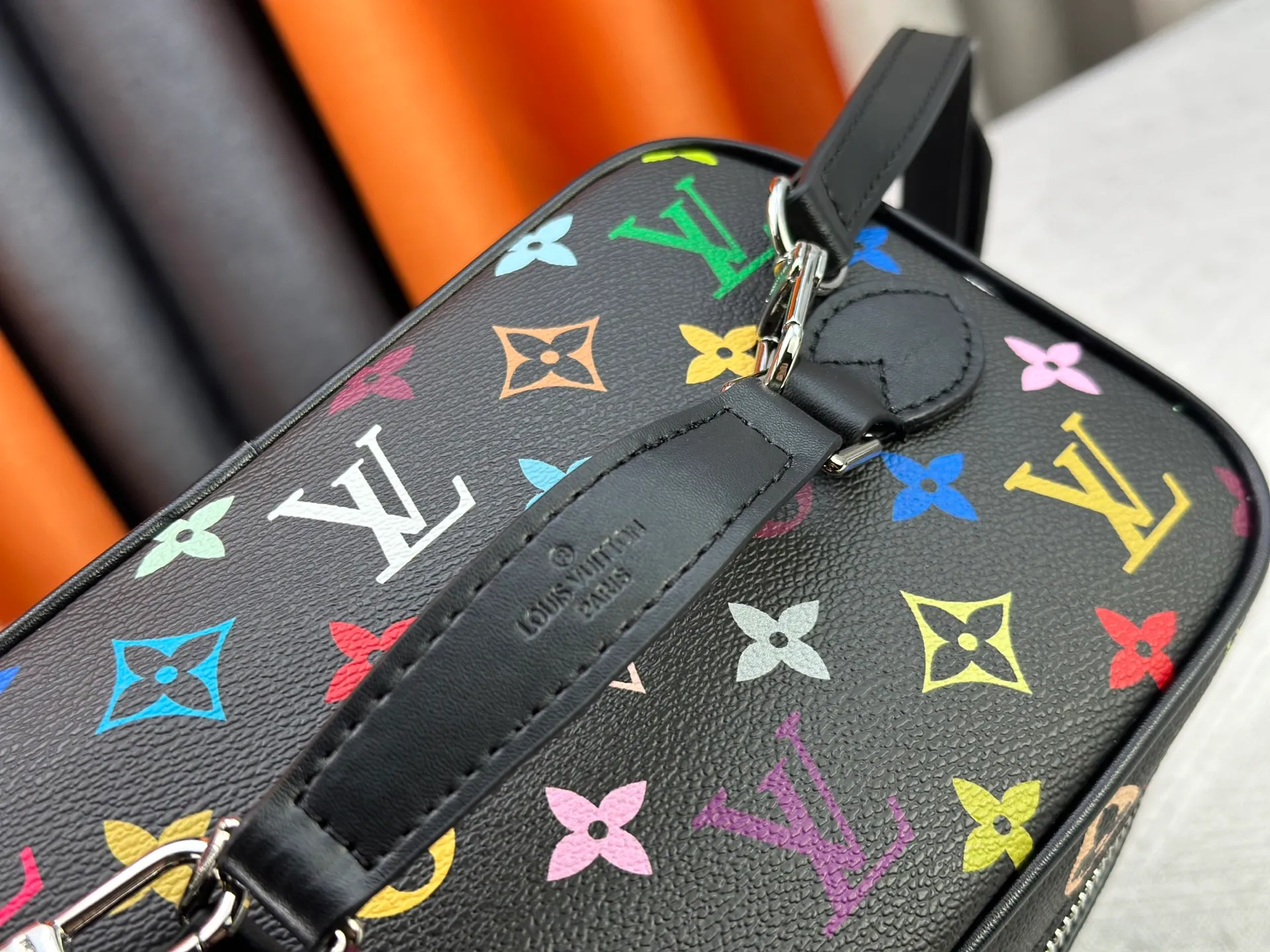 P260 upgraded original M13747 M44495 M42265 M44936 M42263 lv Takashi Murakami Nice mini Nano cosmetic bag with Monogram print and 33 colorful colors. In 2025, Takashi Murakami and lv jointly launched the white tricolor and black tricolor twelve pieces, which are very popular around the world and are loved by celebrities and celebrities. Dimensions: 24 x 17 x 14 (LxHxW)