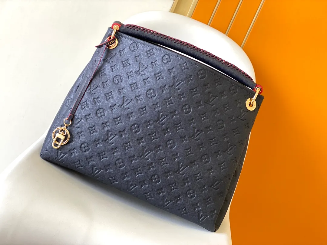 💰1140 (top-grain leather) top original order M43237 blue M41066 black medium-sized portable shopping bag Spacious, exquisite and fashionable, this medium-sized Artsy handbag is a classic. Made of luxurious Monogram Empreinte embossed leather, the beautiful handle and gorgeous golden brass hardware add to the high-end quality. Size: 42*18*30 cm