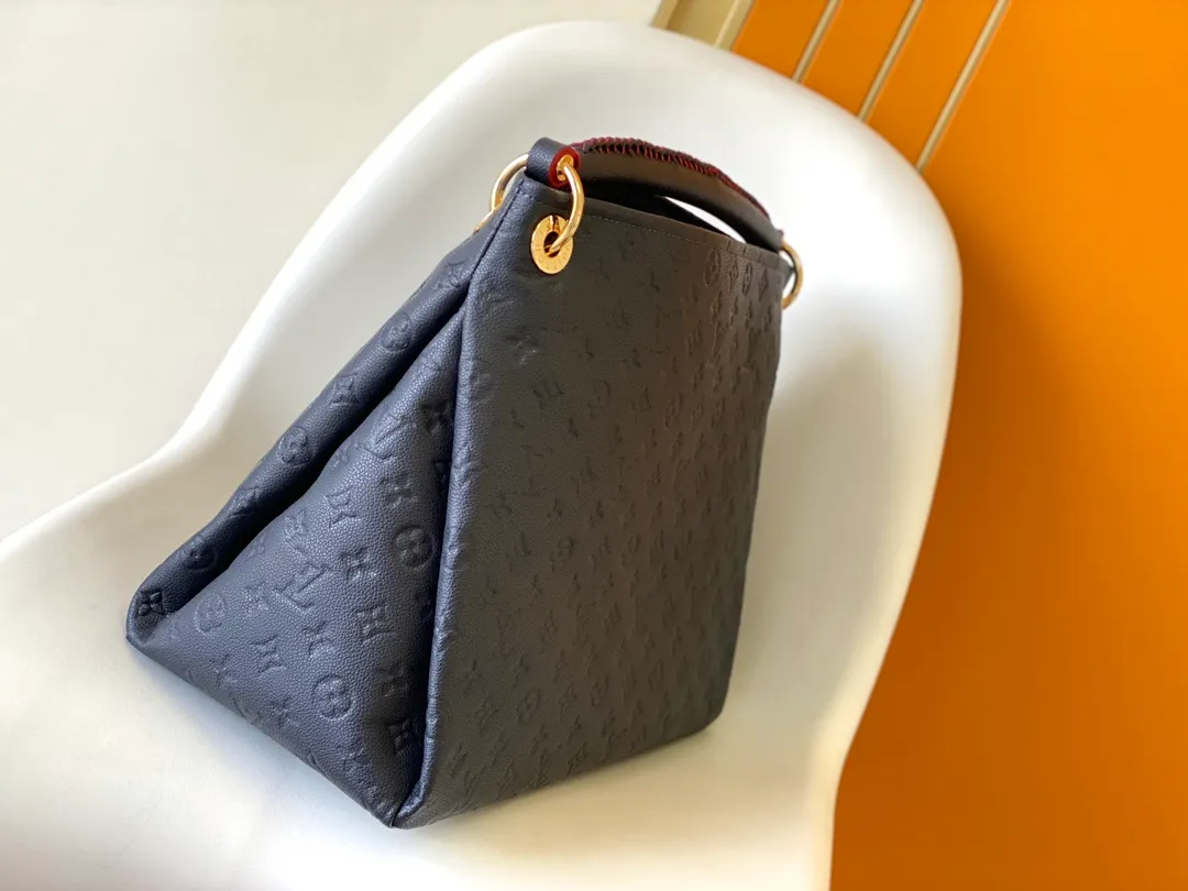💰1140 (top-grain leather) top original order M43237 blue M41066 black medium-sized portable shopping bag Spacious, exquisite and fashionable, this medium-sized Artsy handbag is a classic. Made of luxurious Monogram Empreinte embossed leather, the beautiful handle and gorgeous golden brass hardware add to the high-end quality. Size: 42*18*30 cm