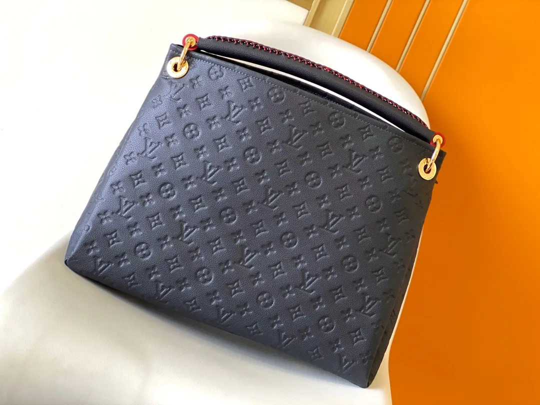 💰1140 (top-grain leather) top original order M43237 blue M41066 black medium-sized portable shopping bag Spacious, exquisite and fashionable, this medium-sized Artsy handbag is a classic. Made of luxurious Monogram Empreinte embossed leather, the beautiful handle and gorgeous golden brass hardware add to the high-end quality. Size: 42*18*30 cm