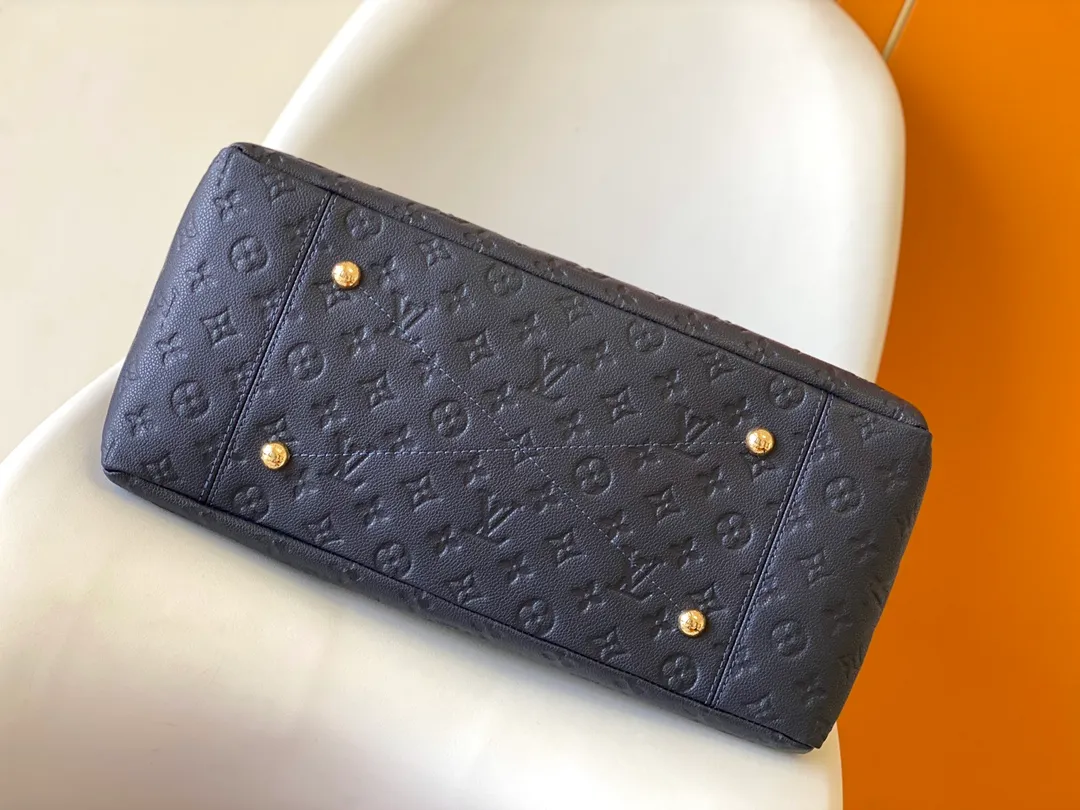 💰1140 (top-grain leather) top original order M43237 blue M41066 black medium-sized portable shopping bag Spacious, exquisite and fashionable, this medium-sized Artsy handbag is a classic. Made of luxurious Monogram Empreinte embossed leather, the beautiful handle and gorgeous golden brass hardware add to the high-end quality. Size: 42*18*30 cm
