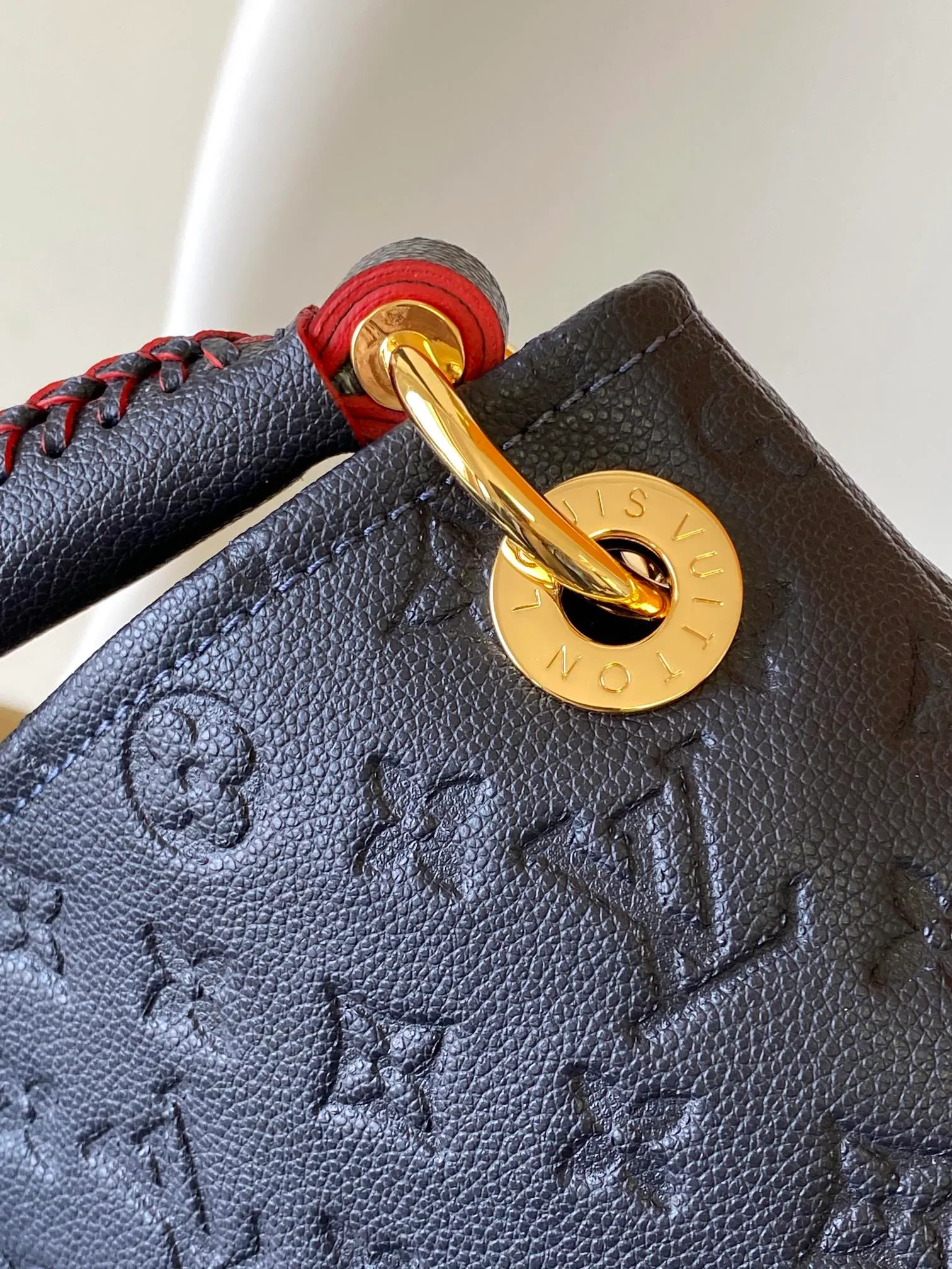 💰1140 (top-grain leather) top original order M43237 blue M41066 black medium-sized portable shopping bag Spacious, exquisite and fashionable, this medium-sized Artsy handbag is a classic. Made of luxurious Monogram Empreinte embossed leather, the beautiful handle and gorgeous golden brass hardware add to the high-end quality. Size: 42*18*30 cm
