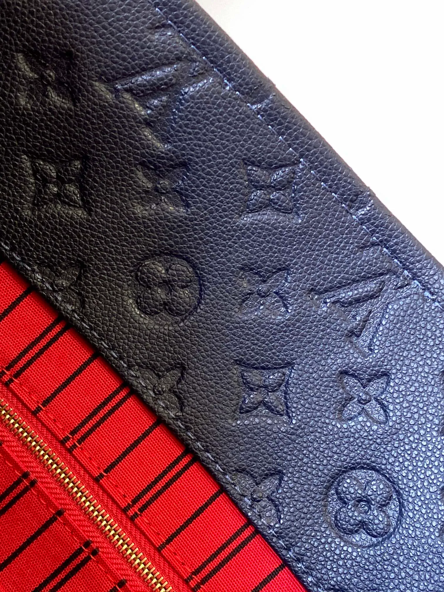 💰1140 (top-grain leather) top original order M43237 blue M41066 black medium-sized portable shopping bag Spacious, exquisite and fashionable, this medium-sized Artsy handbag is a classic. Made of luxurious Monogram Empreinte embossed leather, the beautiful handle and gorgeous golden brass hardware add to the high-end quality. Size: 42*18*30 cm