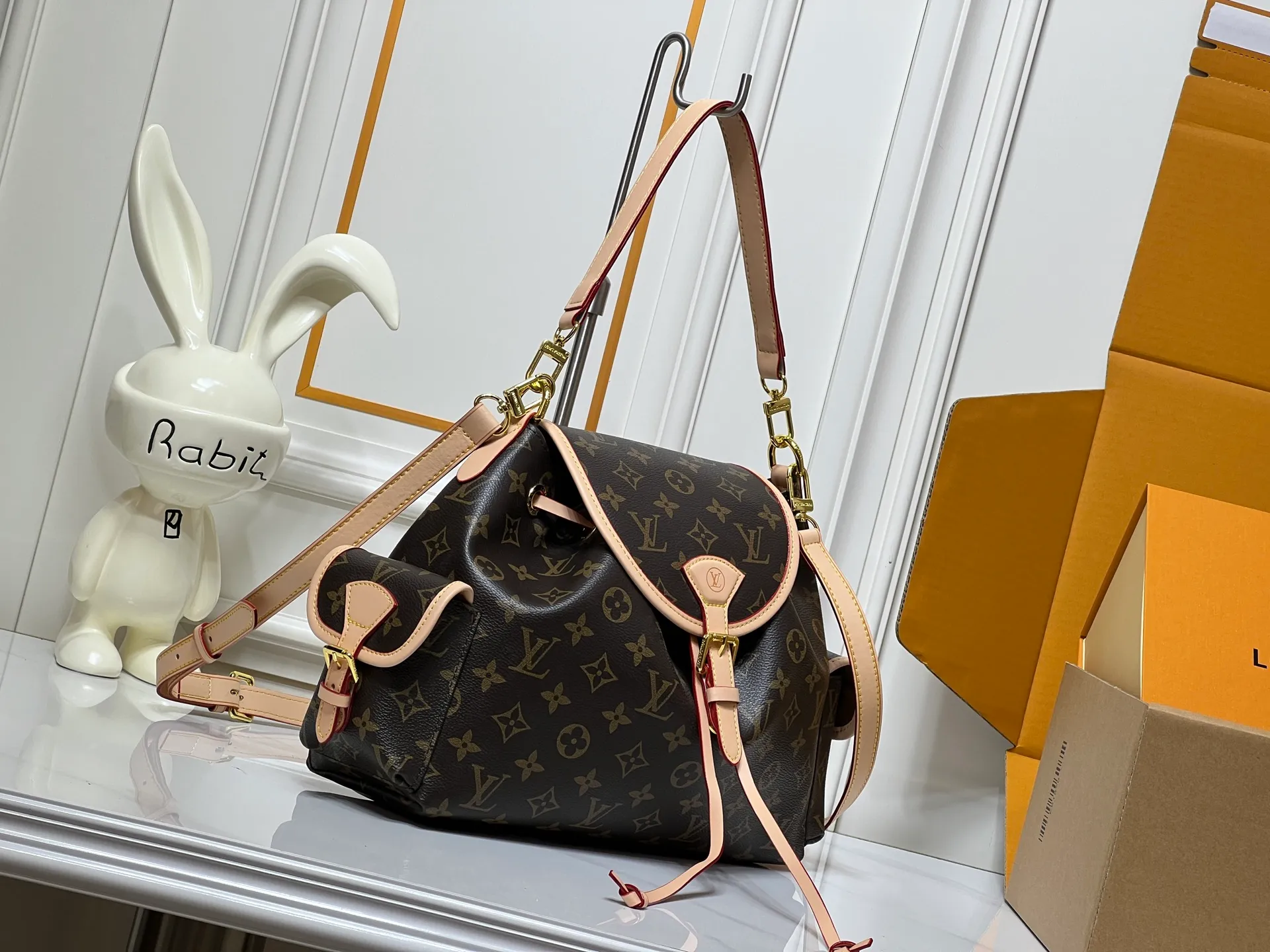 Batch 300💰M26040 M25085 This Odyssee medium handbag reinterprets Louis Vuitton's classic design from a modern perspective, with a casual style that fits an active lifestyle. Its design is inspired by the brand's Excursion backpack, which is made of Monogram canvas and decorated with decorative buckles and practical drawstring designs to ensure that your belongings are securely stored. It has just the right capacity to easily store daily necessities and has multiple pockets. Its name comes from Ulysses' journey home in the ancient Greek epic "The Odyssey", echoing the narrative theme of the 2025 autumn and winter show. Size: 36x24x18cm