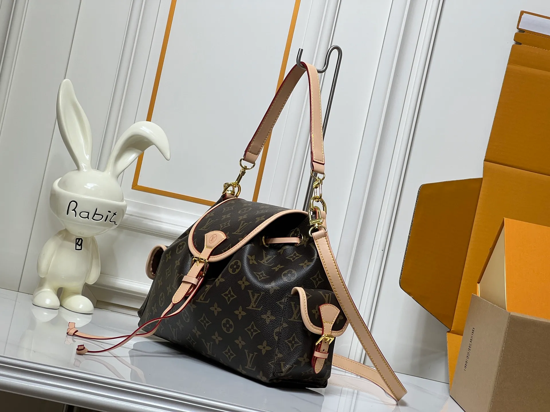 Batch 300💰M26040 M25085 This Odyssee medium handbag reinterprets Louis Vuitton's classic design from a modern perspective, with a casual style that fits an active lifestyle. Its design is inspired by the brand's Excursion backpack, which is made of Monogram canvas and decorated with decorative buckles and practical drawstring designs to ensure that your belongings are securely stored. It has just the right capacity to easily store daily necessities and has multiple pockets. Its name comes from Ulysses' journey home in the ancient Greek epic "The Odyssey", echoing the narrative theme of the 2025 autumn and winter show. Size: 36x24x18cm