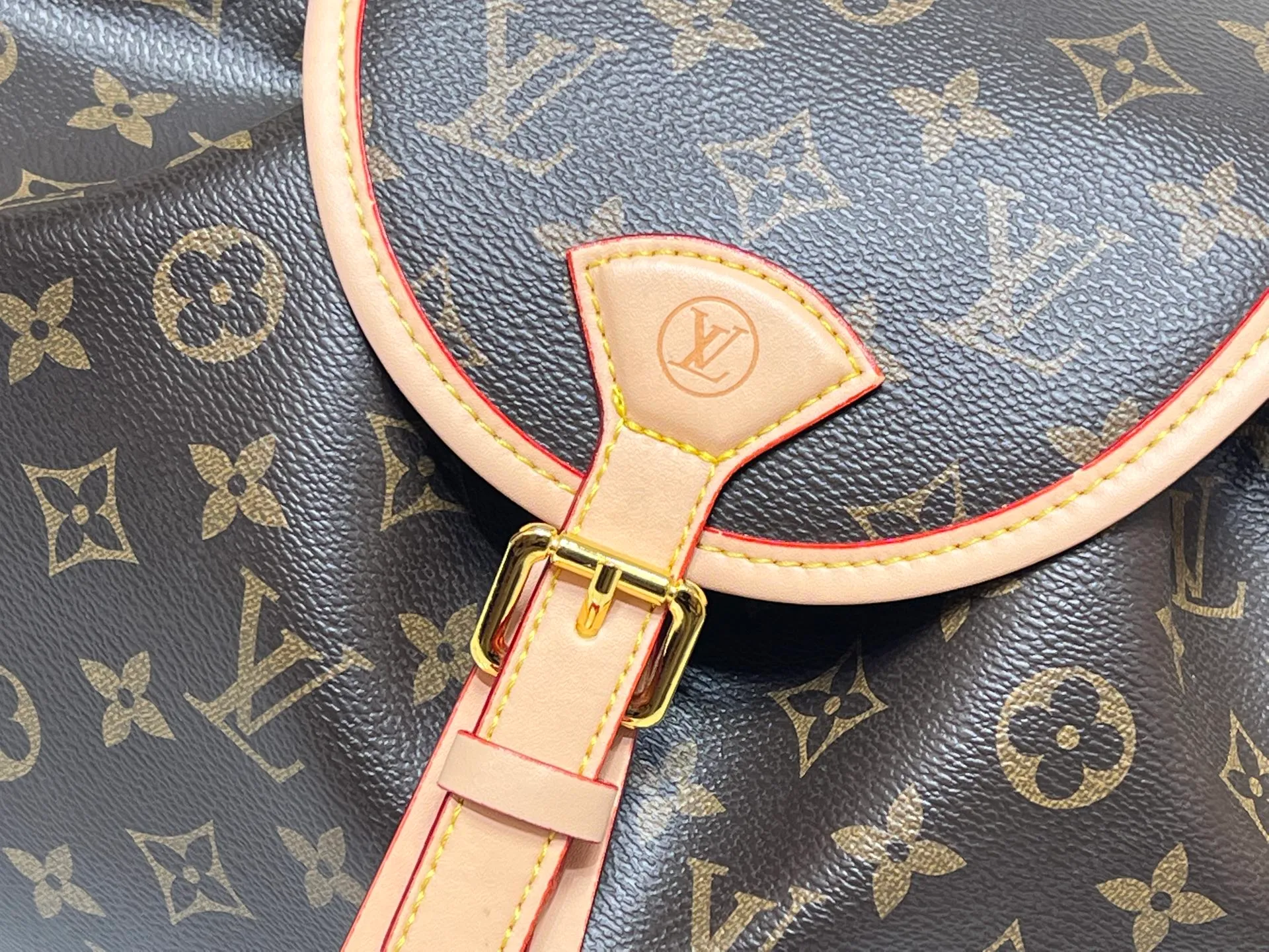 Batch 300💰M26040 M25085 This Odyssee medium handbag reinterprets Louis Vuitton's classic design from a modern perspective, with a casual style that fits an active lifestyle. Its design is inspired by the brand's Excursion backpack, which is made of Monogram canvas and decorated with decorative buckles and practical drawstring designs to ensure that your belongings are securely stored. It has just the right capacity to easily store daily necessities and has multiple pockets. Its name comes from Ulysses' journey home in the ancient Greek epic "The Odyssey", echoing the narrative theme of the 2025 autumn and winter show. Size: 36x24x18cm