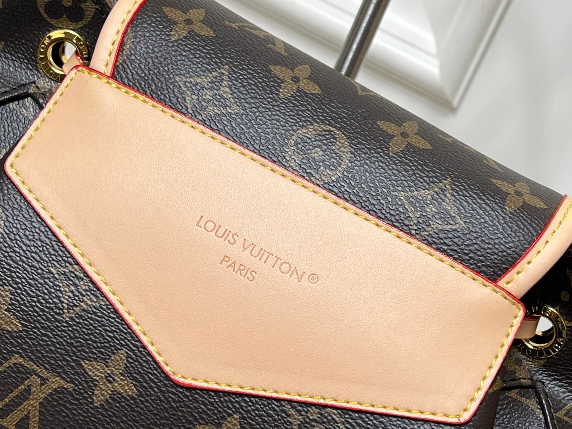 Batch 300💰M26040 M25085 This Odyssee medium handbag reinterprets Louis Vuitton's classic design from a modern perspective, with a casual style that fits an active lifestyle. Its design is inspired by the brand's Excursion backpack, which is made of Monogram canvas and decorated with decorative buckles and practical drawstring designs to ensure that your belongings are securely stored. It has just the right capacity to easily store daily necessities and has multiple pockets. Its name comes from Ulysses' journey home in the ancient Greek epic "The Odyssey", echoing the narrative theme of the 2025 autumn and winter show. Size: 36x24x18cm