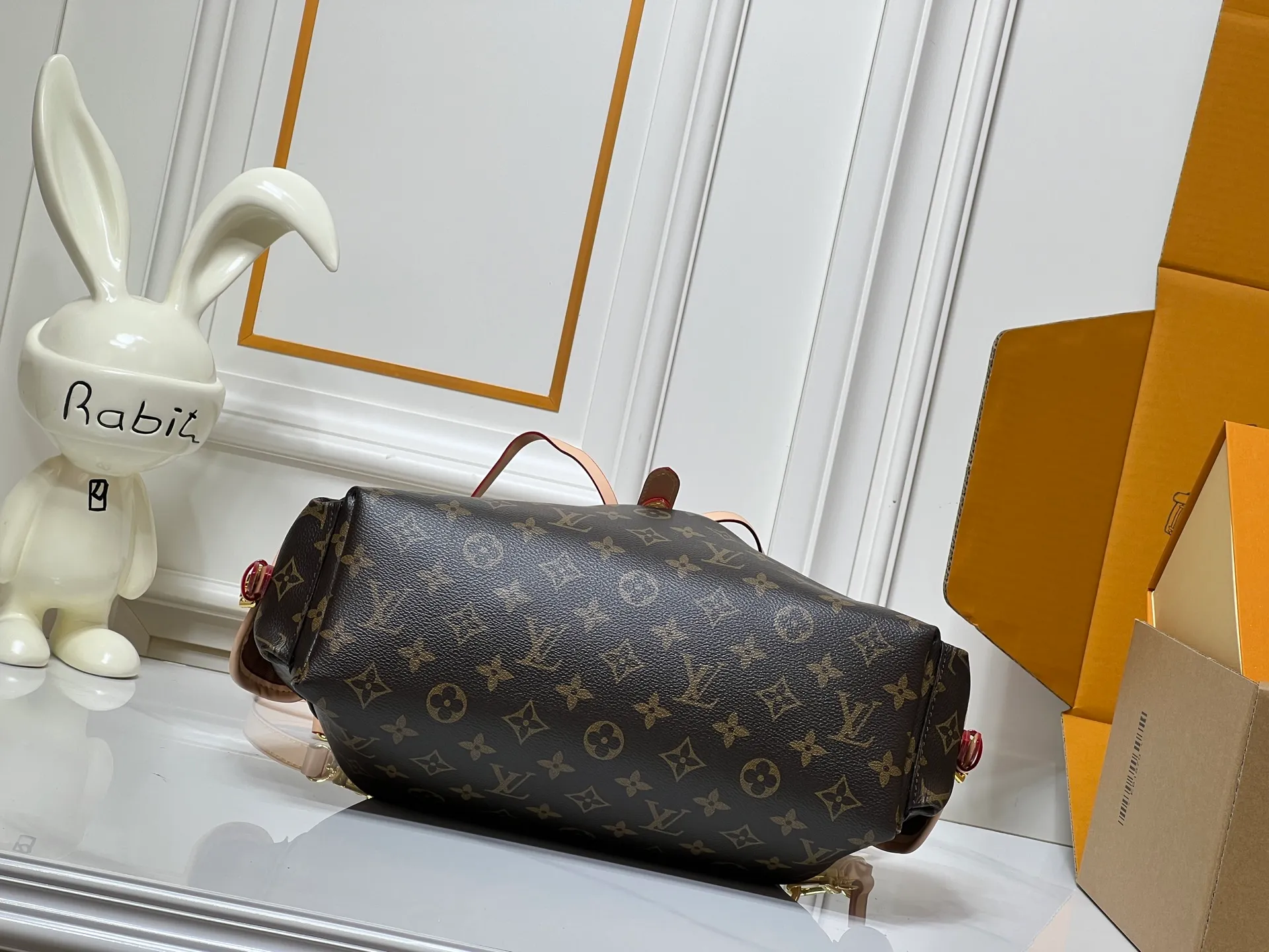 Batch 300💰M26040 M25085 This Odyssee medium handbag reinterprets Louis Vuitton's classic design from a modern perspective, with a casual style that fits an active lifestyle. Its design is inspired by the brand's Excursion backpack, which is made of Monogram canvas and decorated with decorative buckles and practical drawstring designs to ensure that your belongings are securely stored. It has just the right capacity to easily store daily necessities and has multiple pockets. Its name comes from Ulysses' journey home in the ancient Greek epic "The Odyssey", echoing the narrative theme of the 2025 autumn and winter show. Size: 36x24x18cm