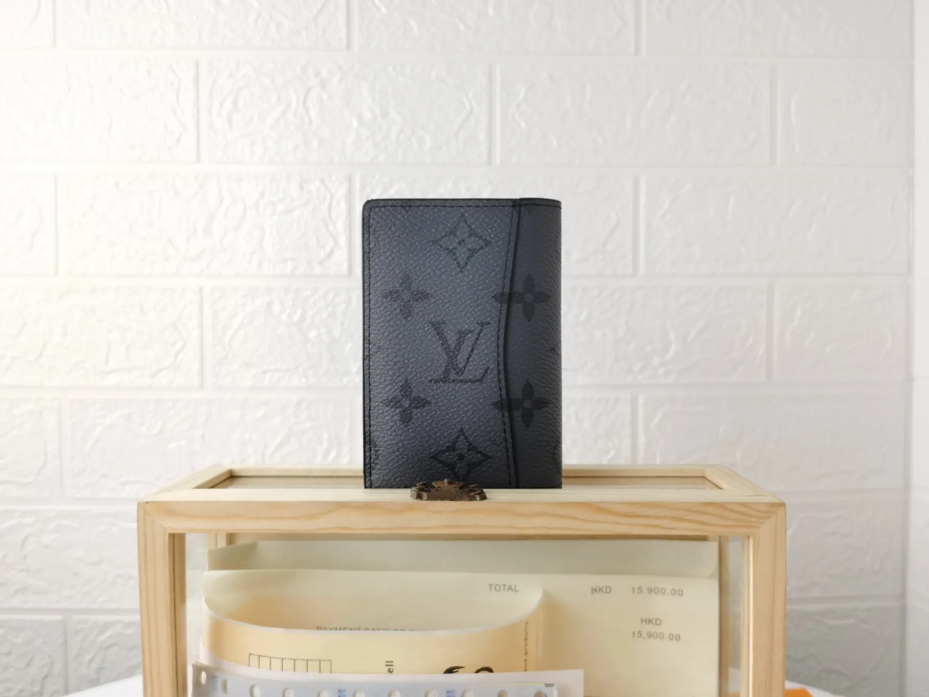 P90💰 Top original version💎 [Real shot with home background] Style number: M60502 Silver Flower Size: 8 x 11cm Louis vuitton hhi! Canvas pouch wallet that holds cards and easily slips into your handbag or clothing pocket for the ultimate masculine statement. 63144 Yinhua