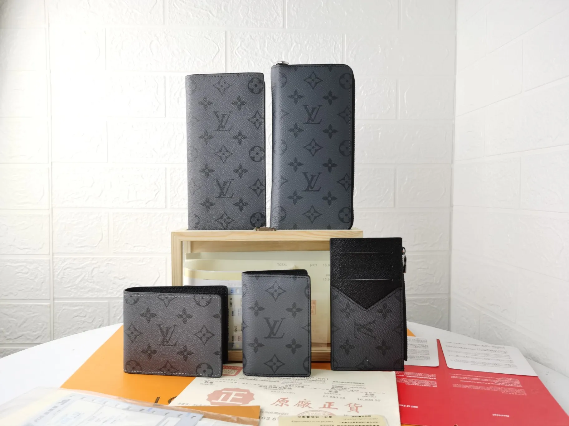 P90💰 Top original version💎 [Real shot with home background] Style number: M60502 Silver Flower Size: 8 x 11cm Louis vuitton hhi! Canvas pouch wallet that holds cards and easily slips into your handbag or clothing pocket for the ultimate masculine statement. 63144 Yinhua