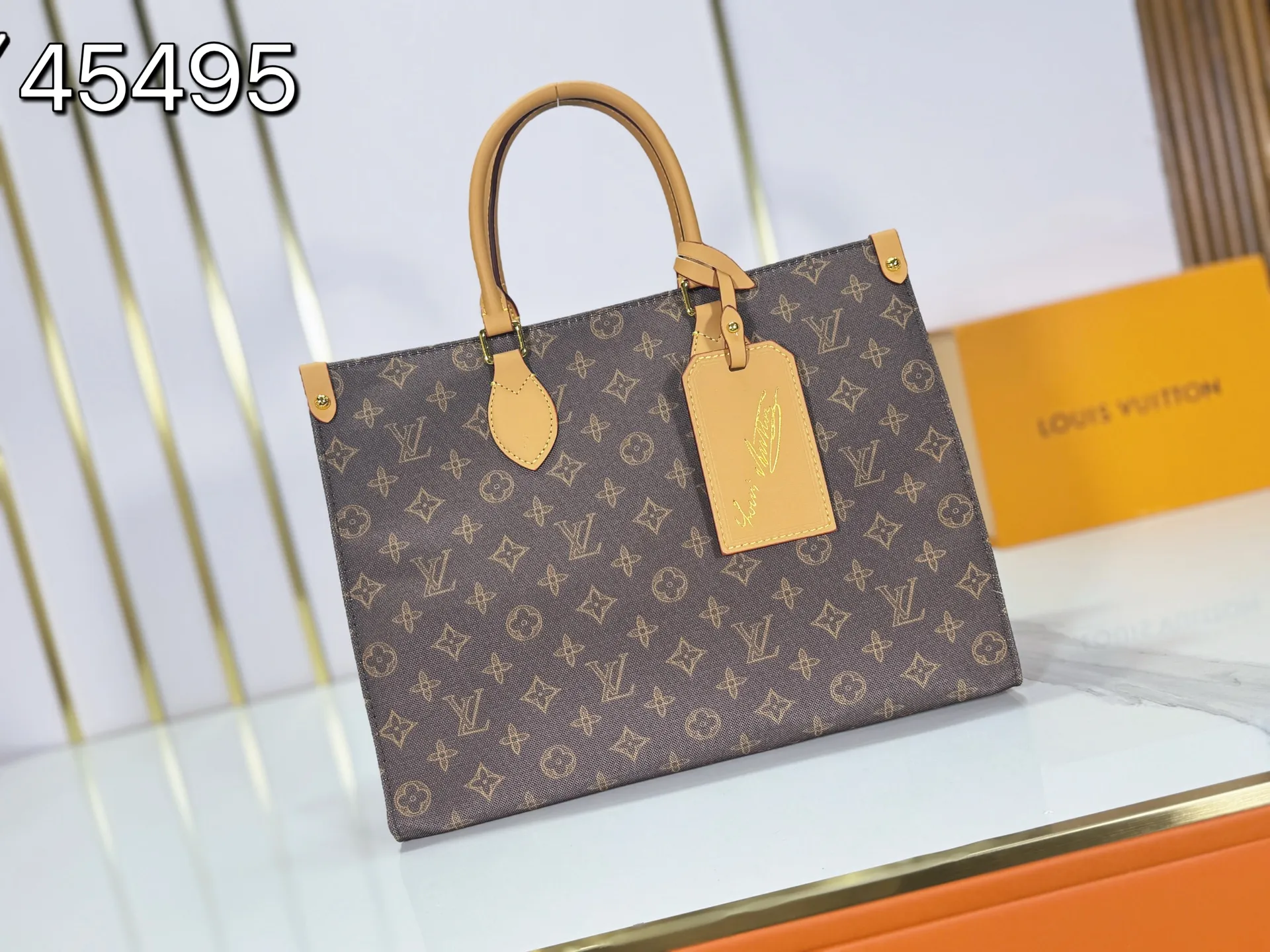 P260 Upgraded original M28289 M45495 M44571 To celebrate the 130th anniversary of the Louis Vuitton Monogram pattern, this OnTheGo medium handbag chooses Monogram Origine Bleu Courrier pattern canvas to reinterpret the classic elements from a retro perspective. The shoulder straps, handles and address plaque are cut out of cowhide, and the striped lining and pockets open to reveal. Zipper bag securely stores valuables. Dimensions: 35 x 27 x 14 (cm) ((length x height x width)