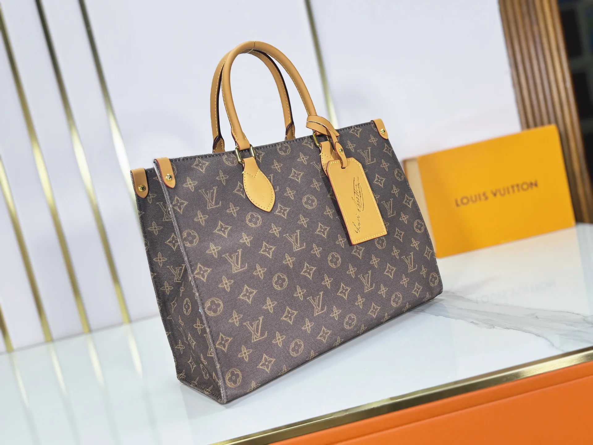 P260 Upgraded original M28289 M45495 M44571 To celebrate the 130th anniversary of the Louis Vuitton Monogram pattern, this OnTheGo medium handbag chooses Monogram Origine Bleu Courrier pattern canvas to reinterpret the classic elements from a retro perspective. The shoulder straps, handles and address plaque are cut out of cowhide, and the striped lining and pockets open to reveal. Zipper bag securely stores valuables. Dimensions: 35 x 27 x 14 (cm) ((length x height x width)