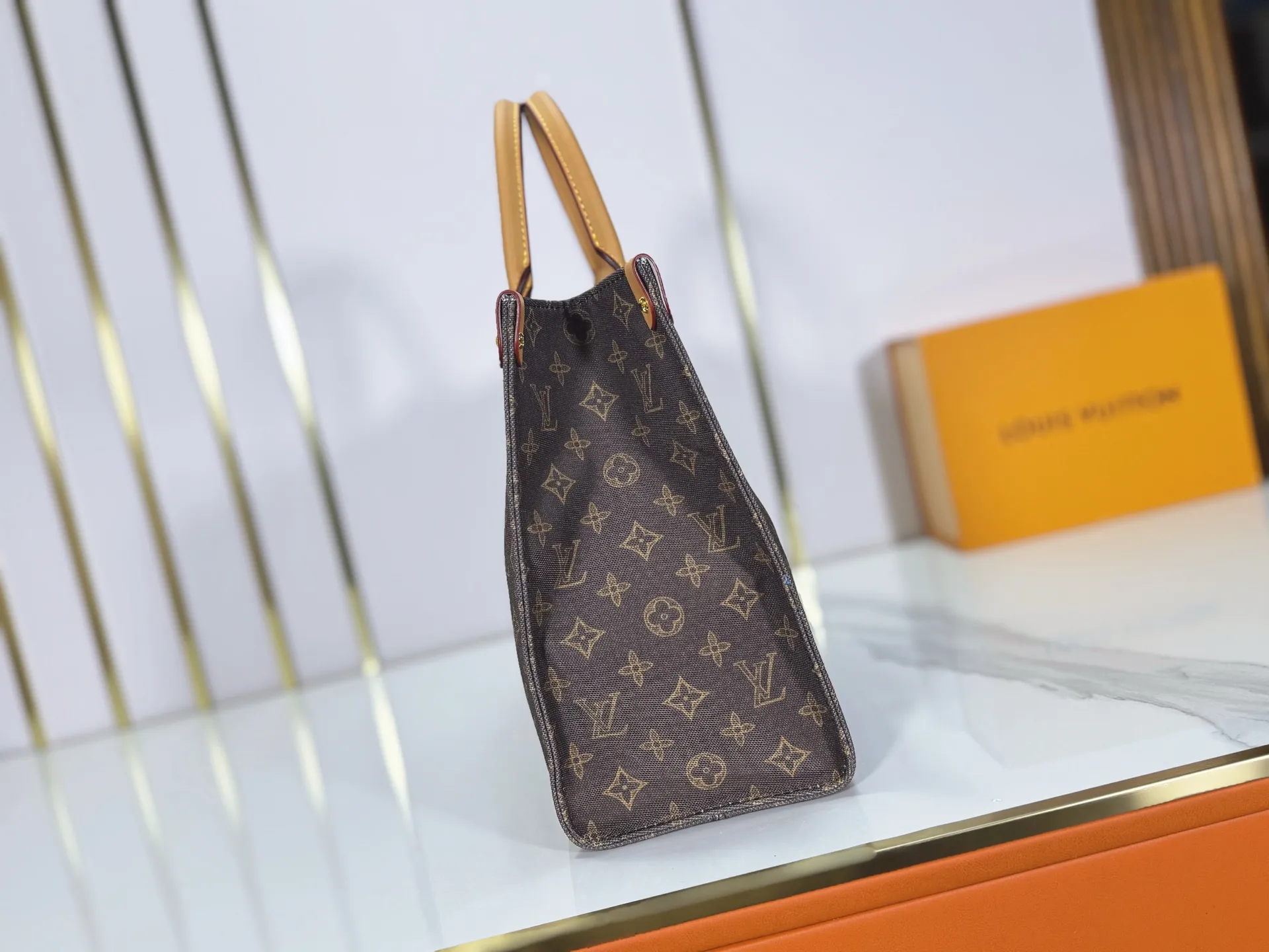 P260 Upgraded original M28289 M45495 M44571 To celebrate the 130th anniversary of the Louis Vuitton Monogram pattern, this OnTheGo medium handbag chooses Monogram Origine Bleu Courrier pattern canvas to reinterpret the classic elements from a retro perspective. The shoulder straps, handles and address plaque are cut out of cowhide, and the striped lining and pockets open to reveal. Zipper bag securely stores valuables. Dimensions: 35 x 27 x 14 (cm) ((length x height x width)