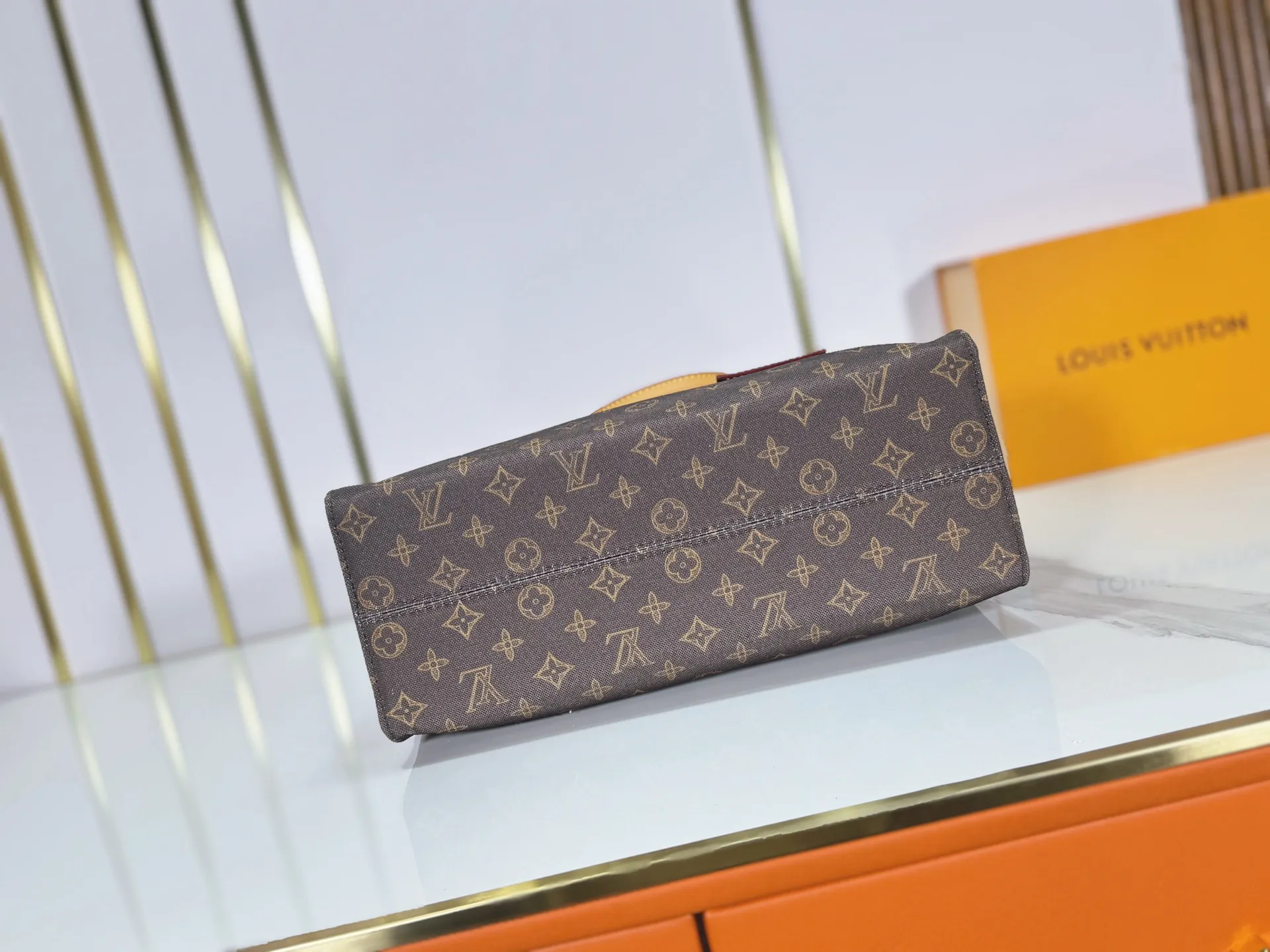 P260 Upgraded original M28289 M45495 M44571 To celebrate the 130th anniversary of the Louis Vuitton Monogram pattern, this OnTheGo medium handbag chooses Monogram Origine Bleu Courrier pattern canvas to reinterpret the classic elements from a retro perspective. The shoulder straps, handles and address plaque are cut out of cowhide, and the striped lining and pockets open to reveal. Zipper bag securely stores valuables. Dimensions: 35 x 27 x 14 (cm) ((length x height x width)