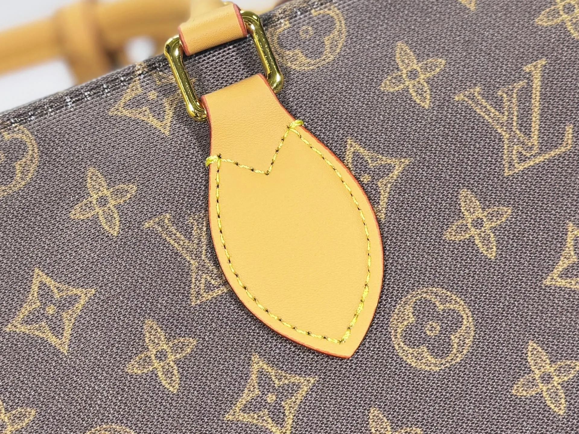 P260 Upgraded original M28289 M45495 M44571 To celebrate the 130th anniversary of the Louis Vuitton Monogram pattern, this OnTheGo medium handbag chooses Monogram Origine Bleu Courrier pattern canvas to reinterpret the classic elements from a retro perspective. The shoulder straps, handles and address plaque are cut out of cowhide, and the striped lining and pockets open to reveal. Zipper bag securely stores valuables. Dimensions: 35 x 27 x 14 (cm) ((length x height x width)