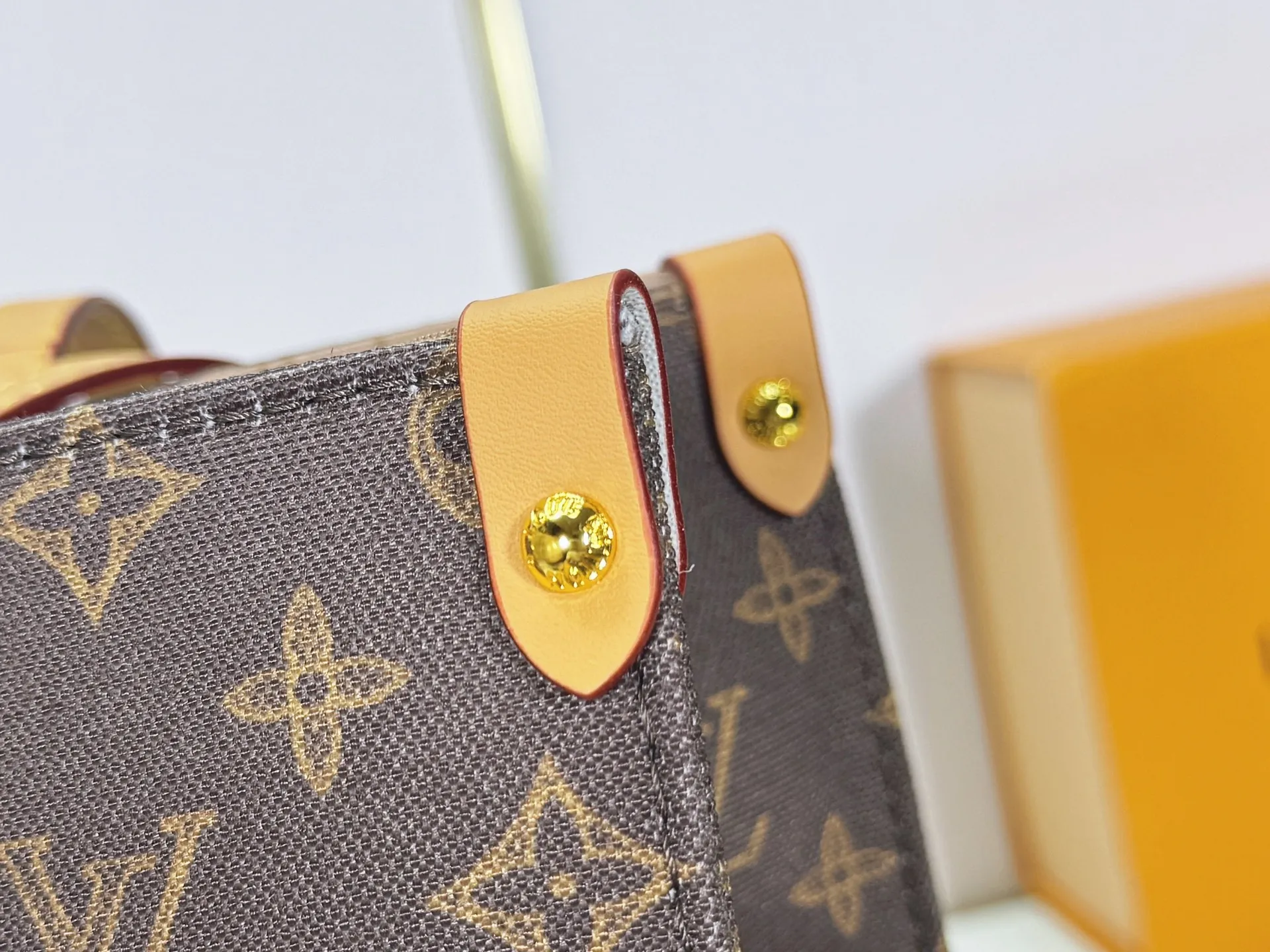 P260 Upgraded original M28289 M45495 M44571 To celebrate the 130th anniversary of the Louis Vuitton Monogram pattern, this OnTheGo medium handbag chooses Monogram Origine Bleu Courrier pattern canvas to reinterpret the classic elements from a retro perspective. The shoulder straps, handles and address plaque are cut out of cowhide, and the striped lining and pockets open to reveal. Zipper bag securely stores valuables. Dimensions: 35 x 27 x 14 (cm) ((length x height x width)