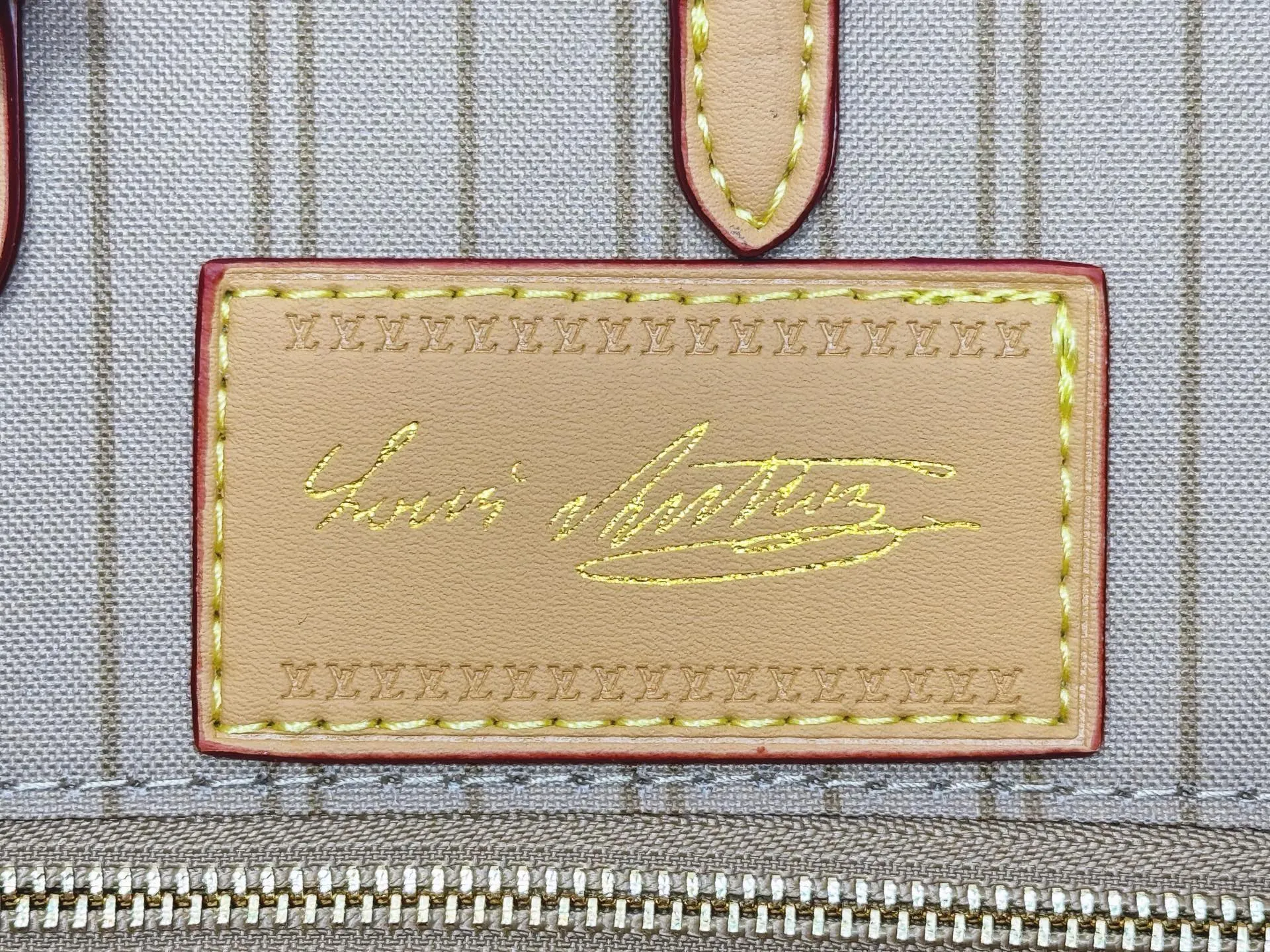 P260 Upgraded original M28289 M45495 M44571 To celebrate the 130th anniversary of the Louis Vuitton Monogram pattern, this OnTheGo medium handbag chooses Monogram Origine Bleu Courrier pattern canvas to reinterpret the classic elements from a retro perspective. The shoulder straps, handles and address plaque are cut out of cowhide, and the striped lining and pockets open to reveal. Zipper bag securely stores valuables. Dimensions: 35 x 27 x 14 (cm) ((length x height x width)
