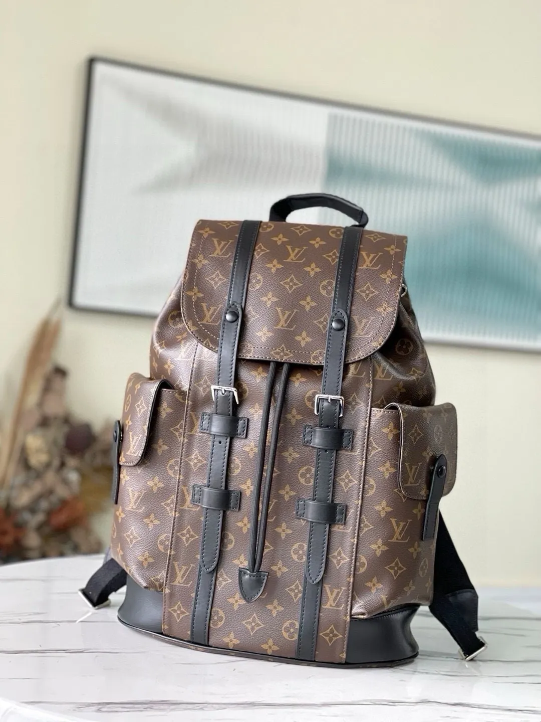 💰1000 Top Original M41379 Presbyopia Christopher backpack uses Monogram canvas to interpret the rugged and simple spirit of a hiking bag. Its unique style is suitable for both work and entertainment, highlighting a high-quality lifestyle. Dimensions: 41x 47x 13 cm