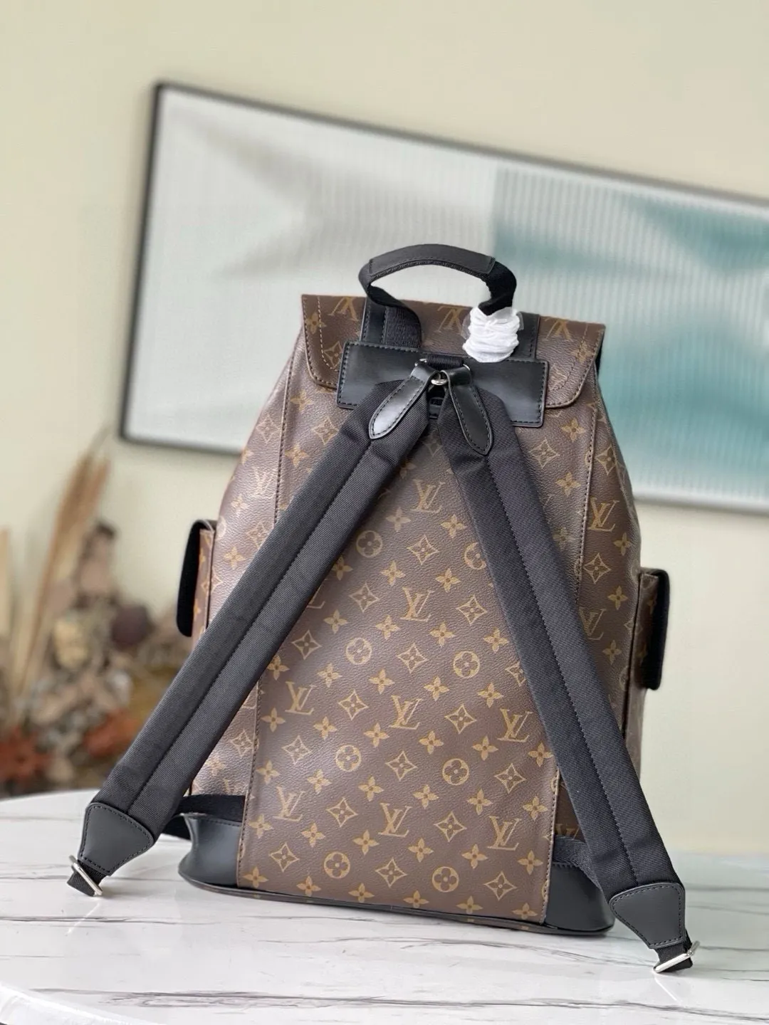 💰1000 Top Original M41379 Presbyopia Christopher backpack uses Monogram canvas to interpret the rugged and simple spirit of a hiking bag. Its unique style is suitable for both work and entertainment, highlighting a high-quality lifestyle. Dimensions: 41x 47x 13 cm