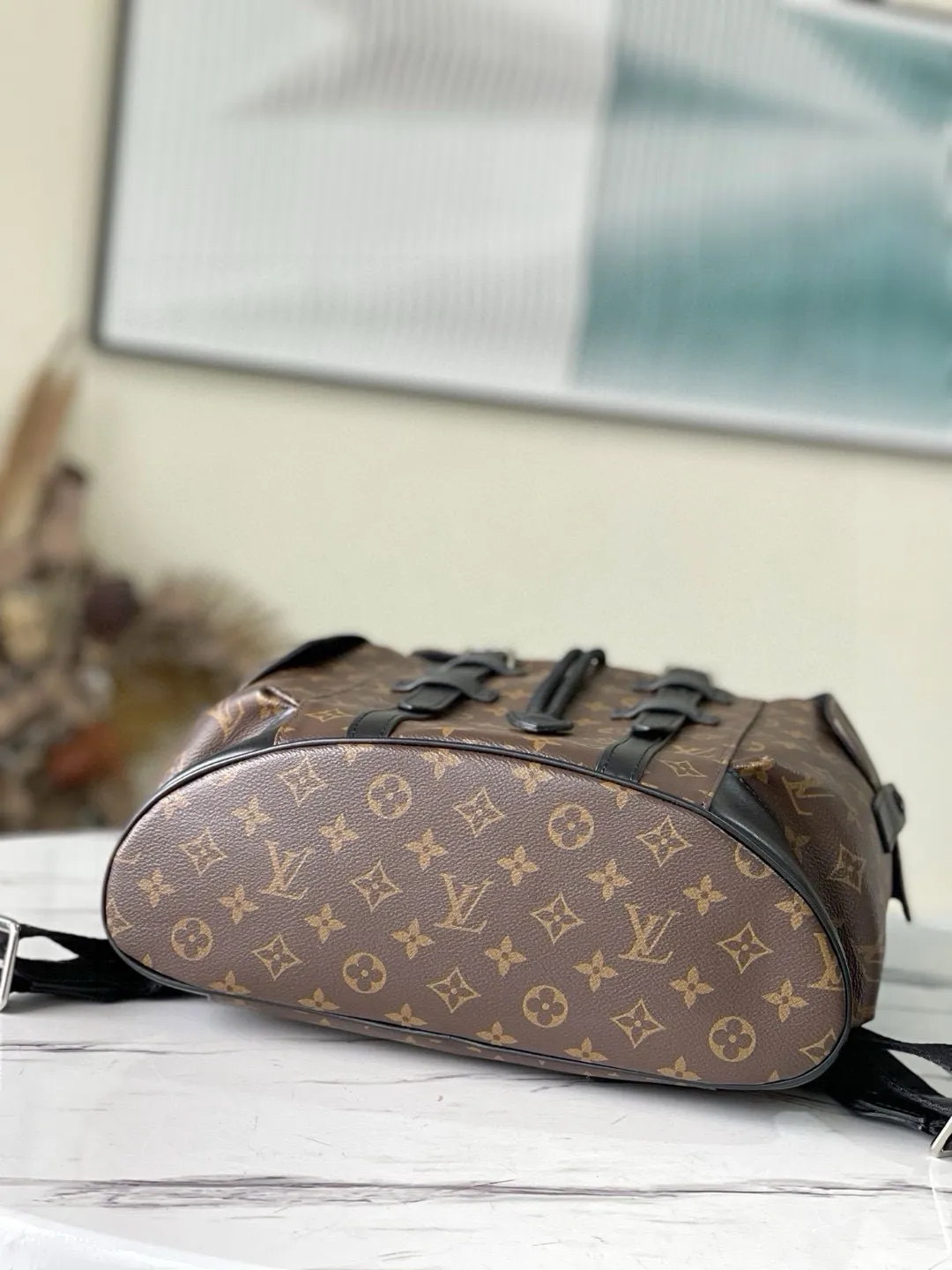 💰1000 Top Original M41379 Presbyopia Christopher backpack uses Monogram canvas to interpret the rugged and simple spirit of a hiking bag. Its unique style is suitable for both work and entertainment, highlighting a high-quality lifestyle. Dimensions: 41x 47x 13 cm